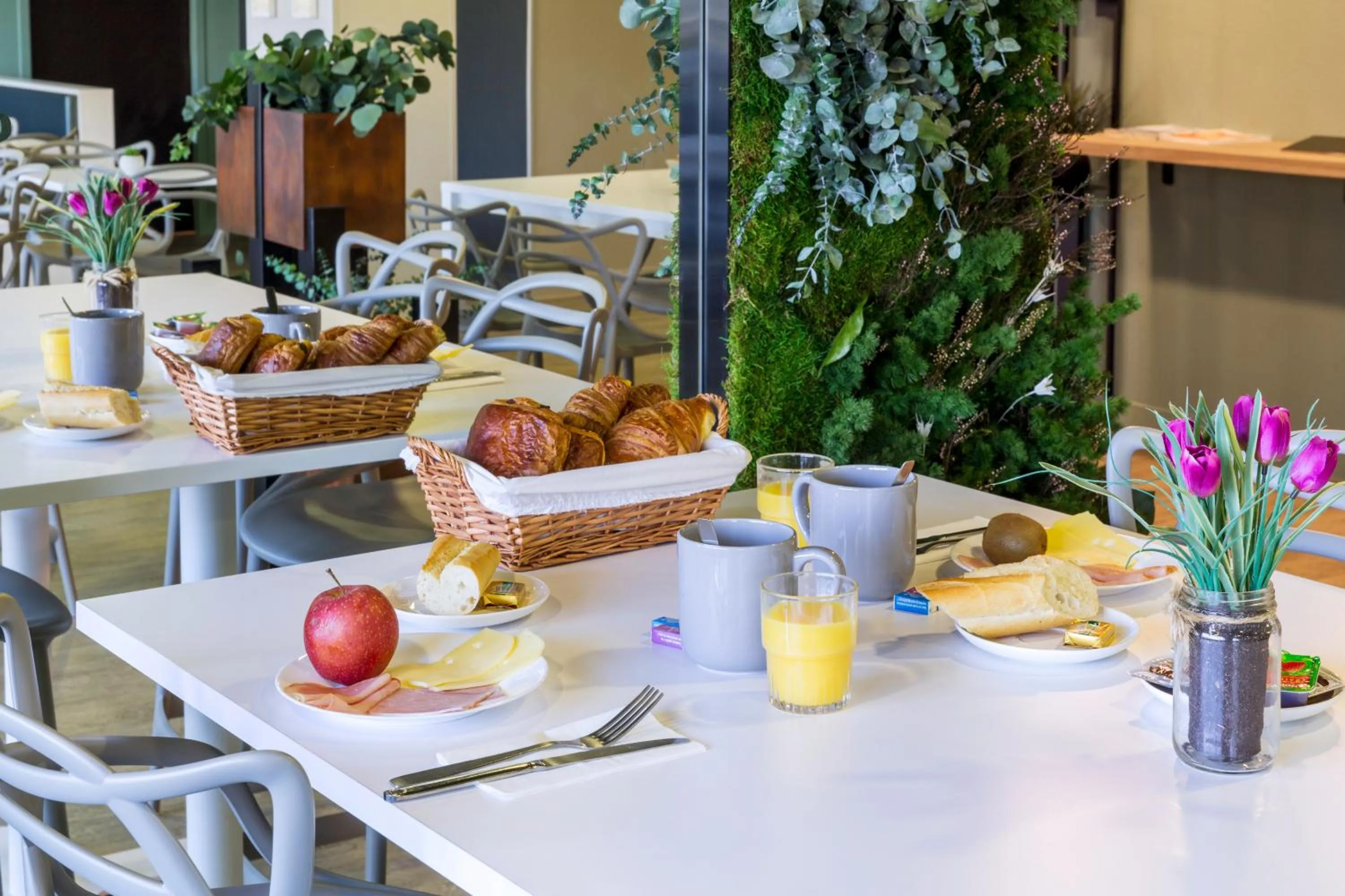 Breakfast in Sure Hotel by Best Western Saint-Amand-Les-Eaux