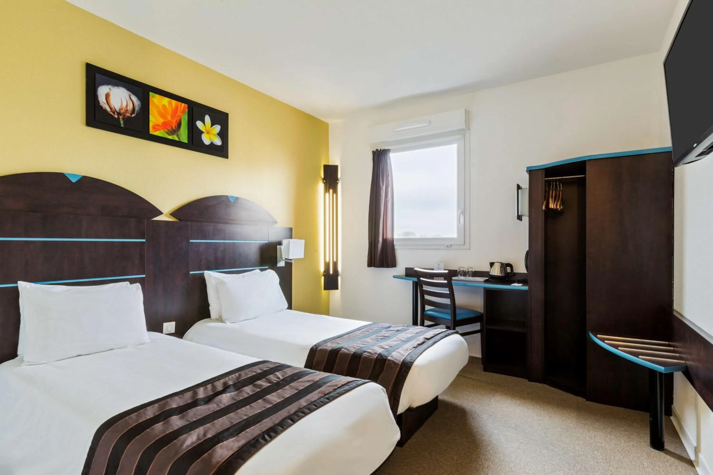 Bed in Sure Hotel by Best Western Saint-Amand-Les-Eaux