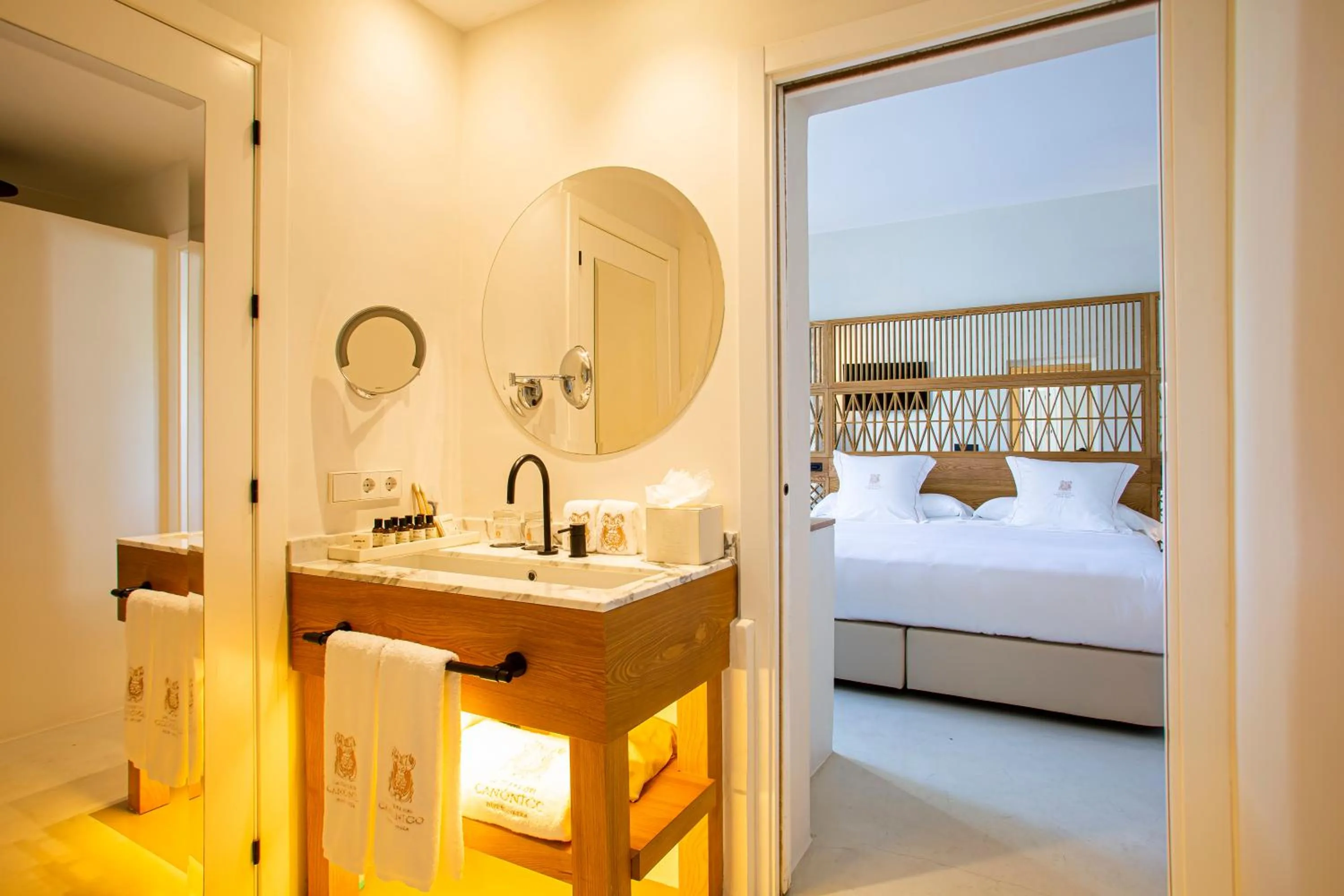 Bathroom, Bed in Hotel La Torre del Canonigo - Small Luxury Hotels