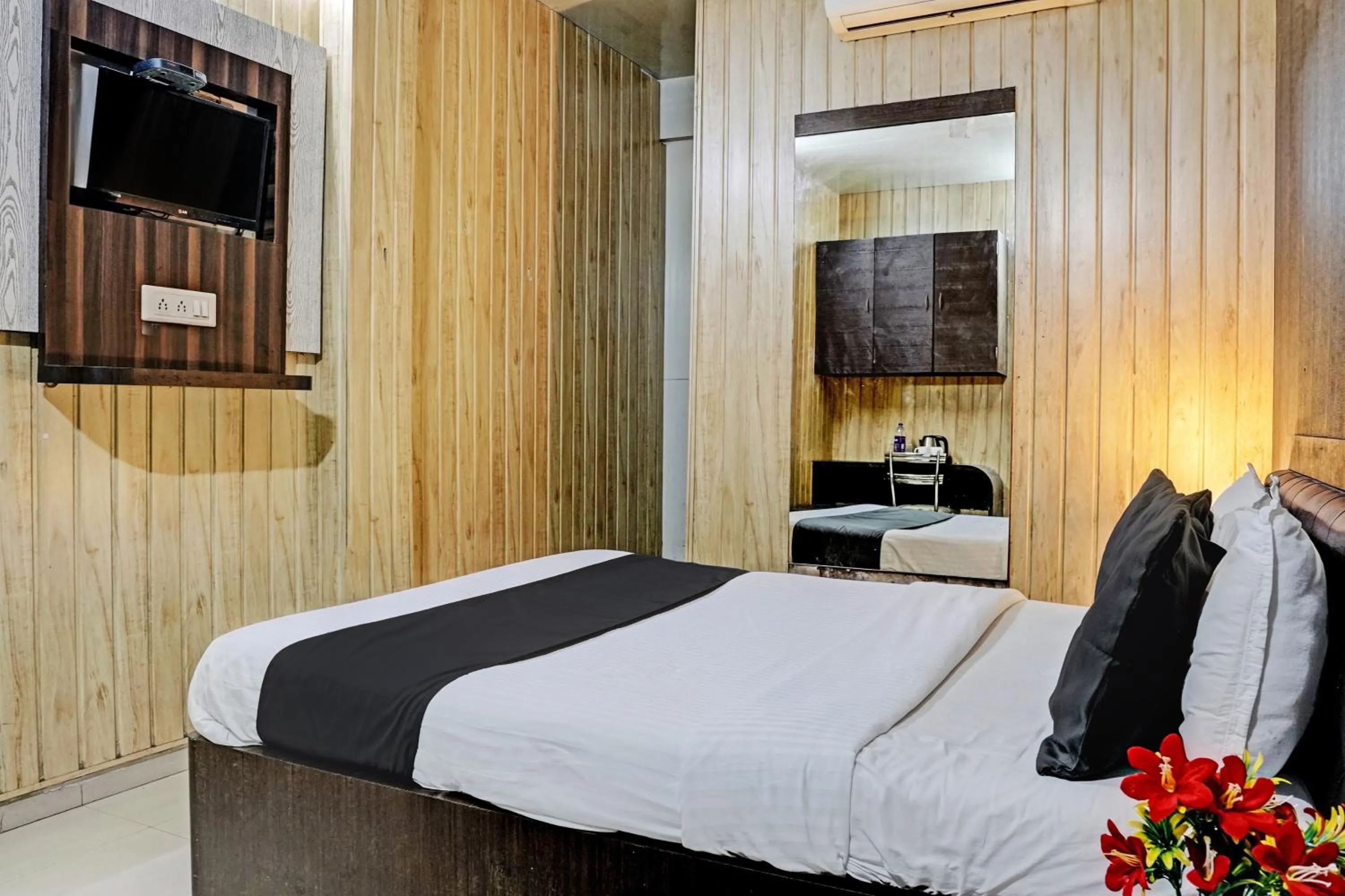 Bedroom, Bed in Hotel O Lotus Residency Near Anand Nagar Metro Station