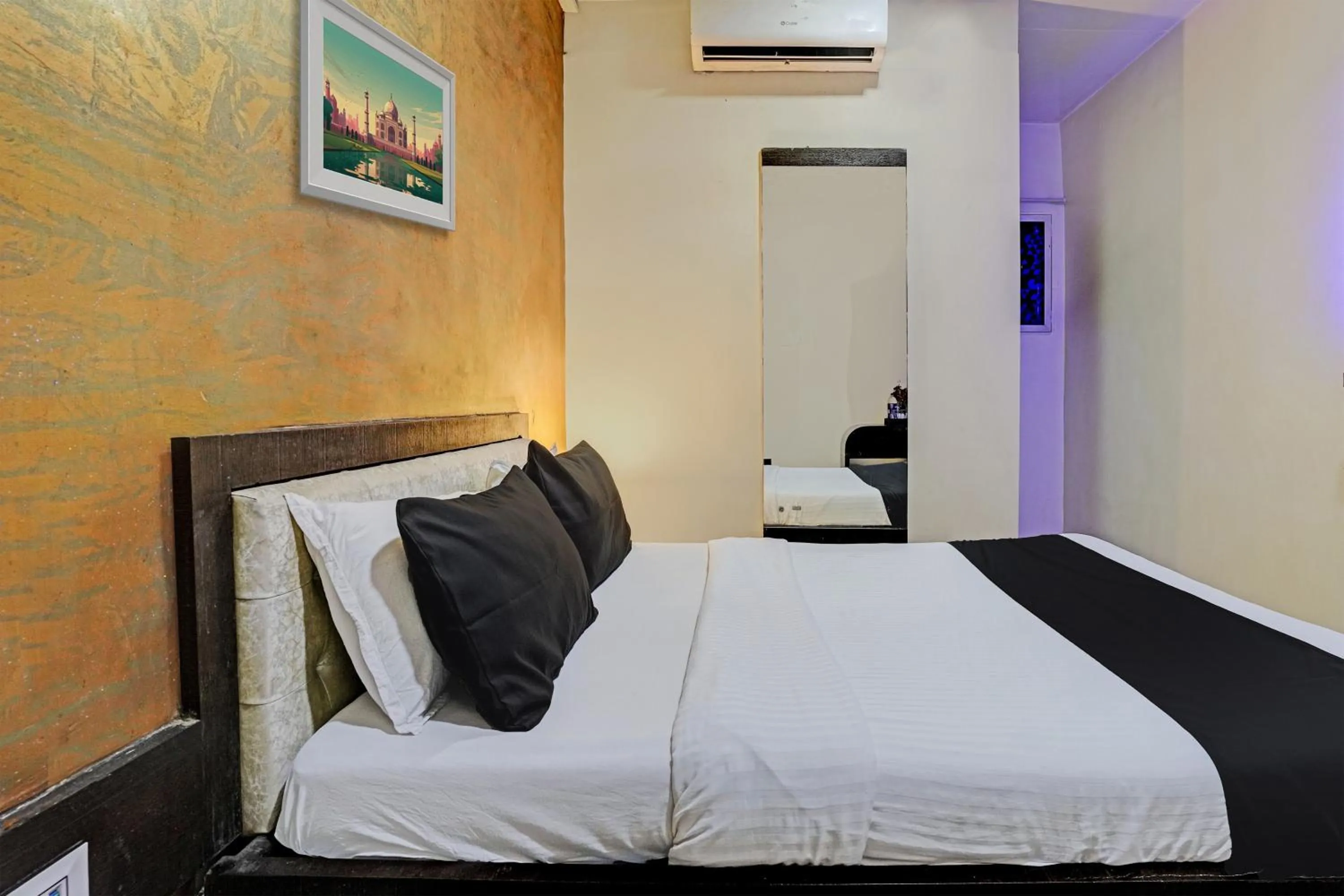 Bedroom, Bed in Hotel O Lotus Residency Near Anand Nagar Metro Station