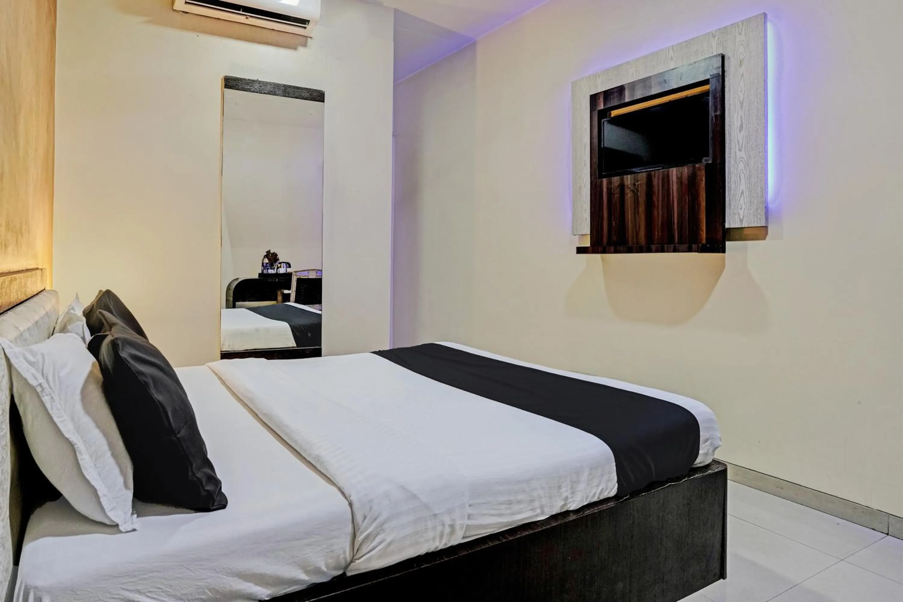 Bedroom, Bed in Hotel O Lotus Residency Near Anand Nagar Metro Station