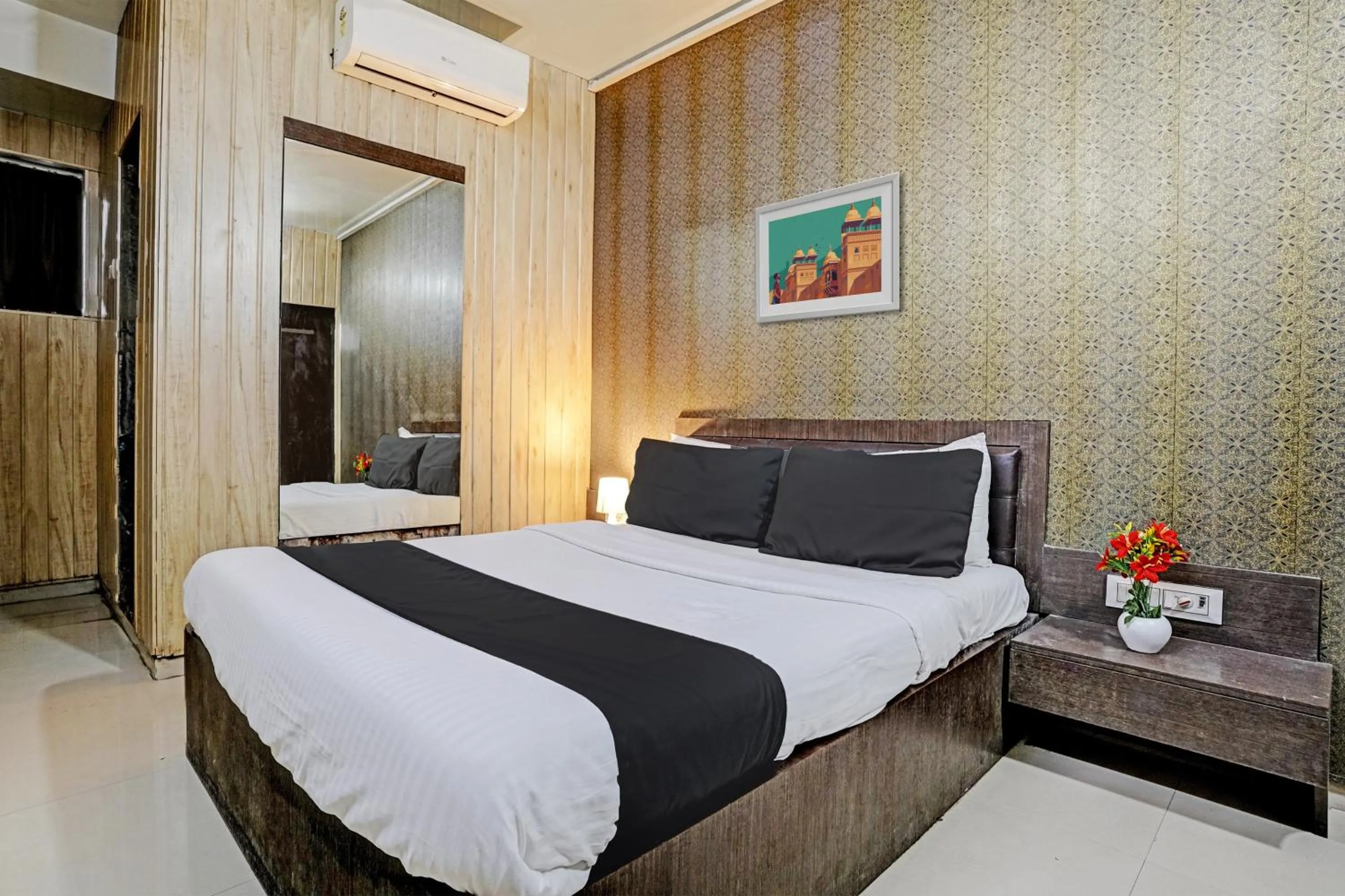 Bathroom, Bed in Hotel O Lotus Residency Near Anand Nagar Metro Station