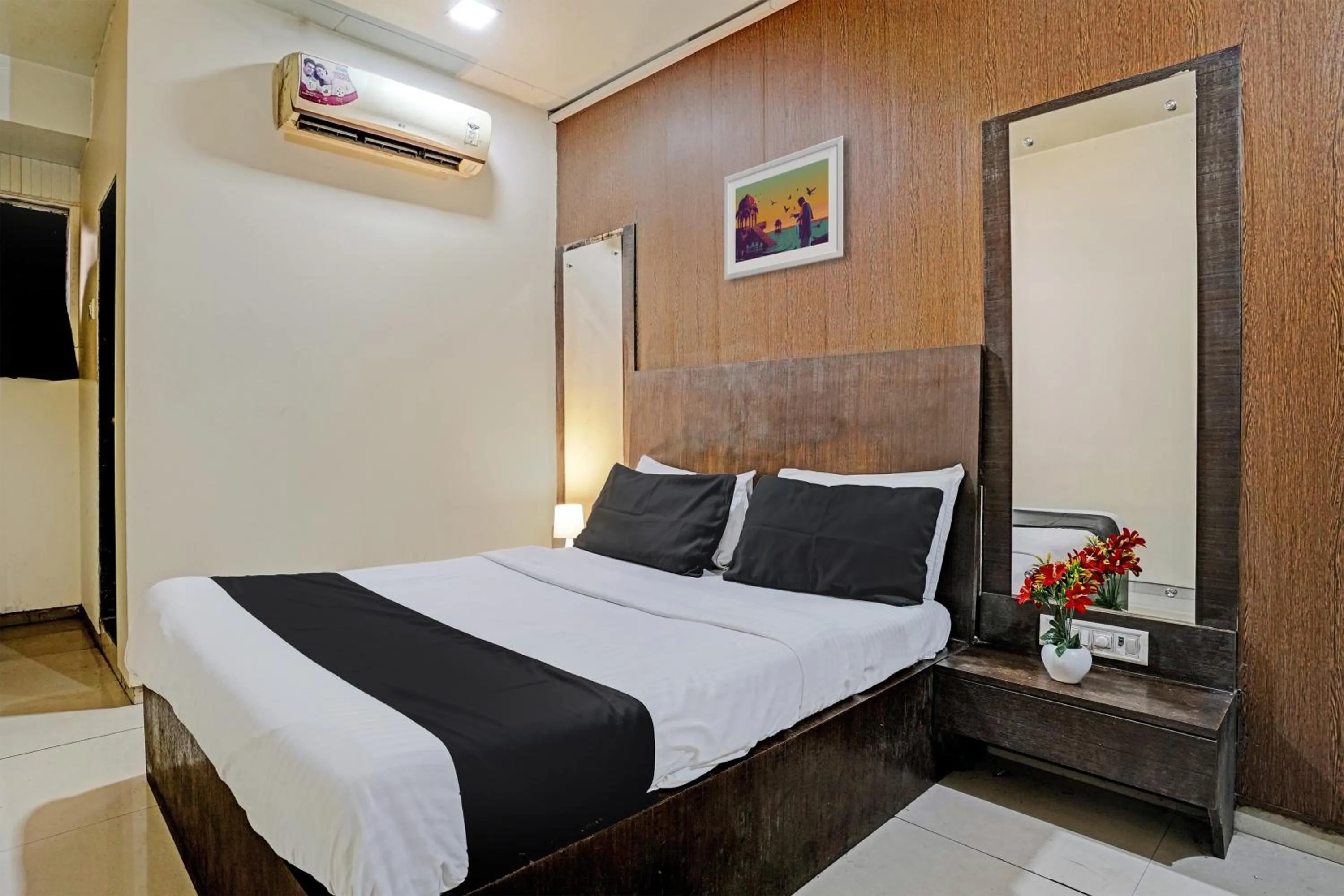 Bedroom, Bed in Hotel O Lotus Residency Near Anand Nagar Metro Station