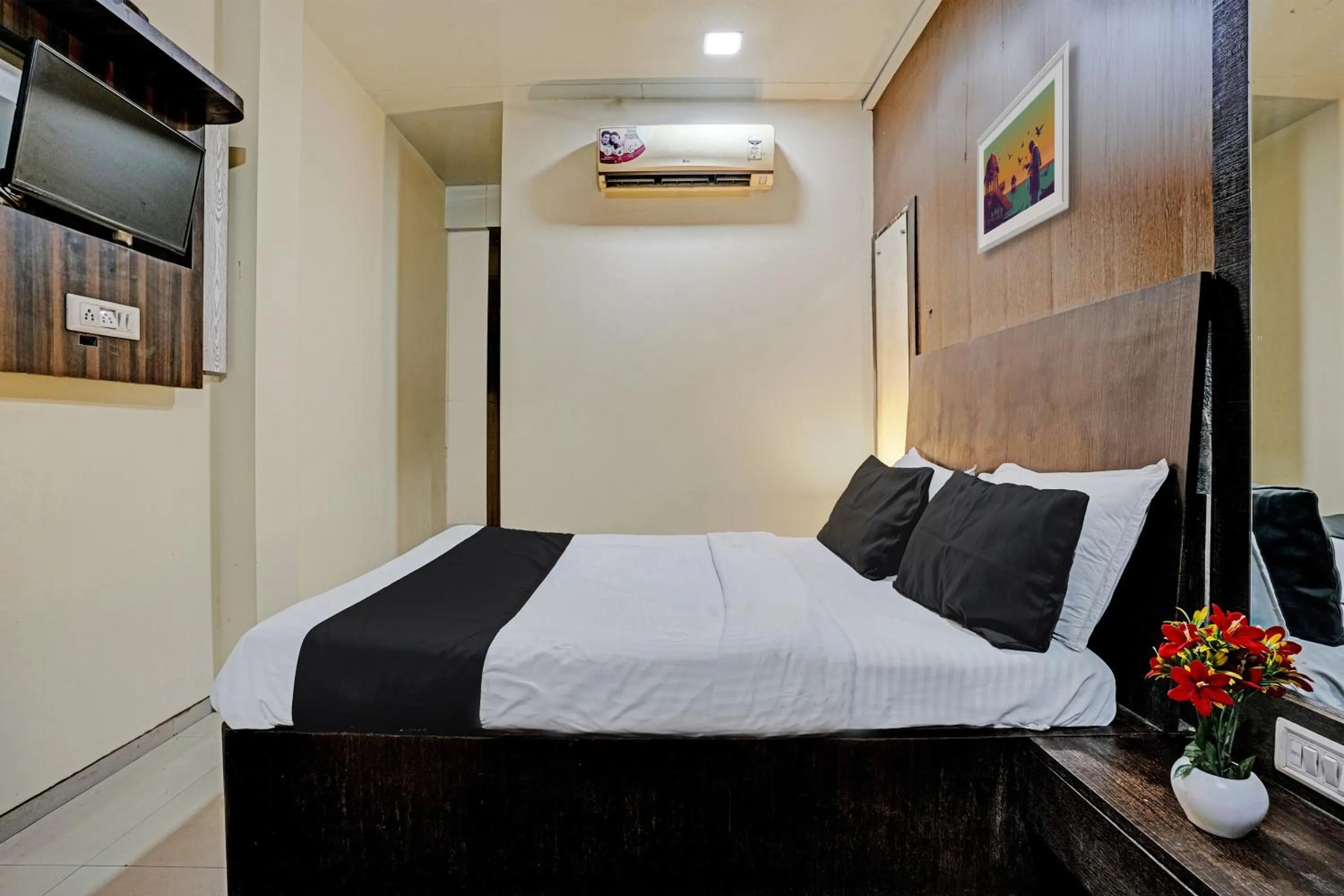 Bedroom, Bed in Hotel O Lotus Residency Near Anand Nagar Metro Station