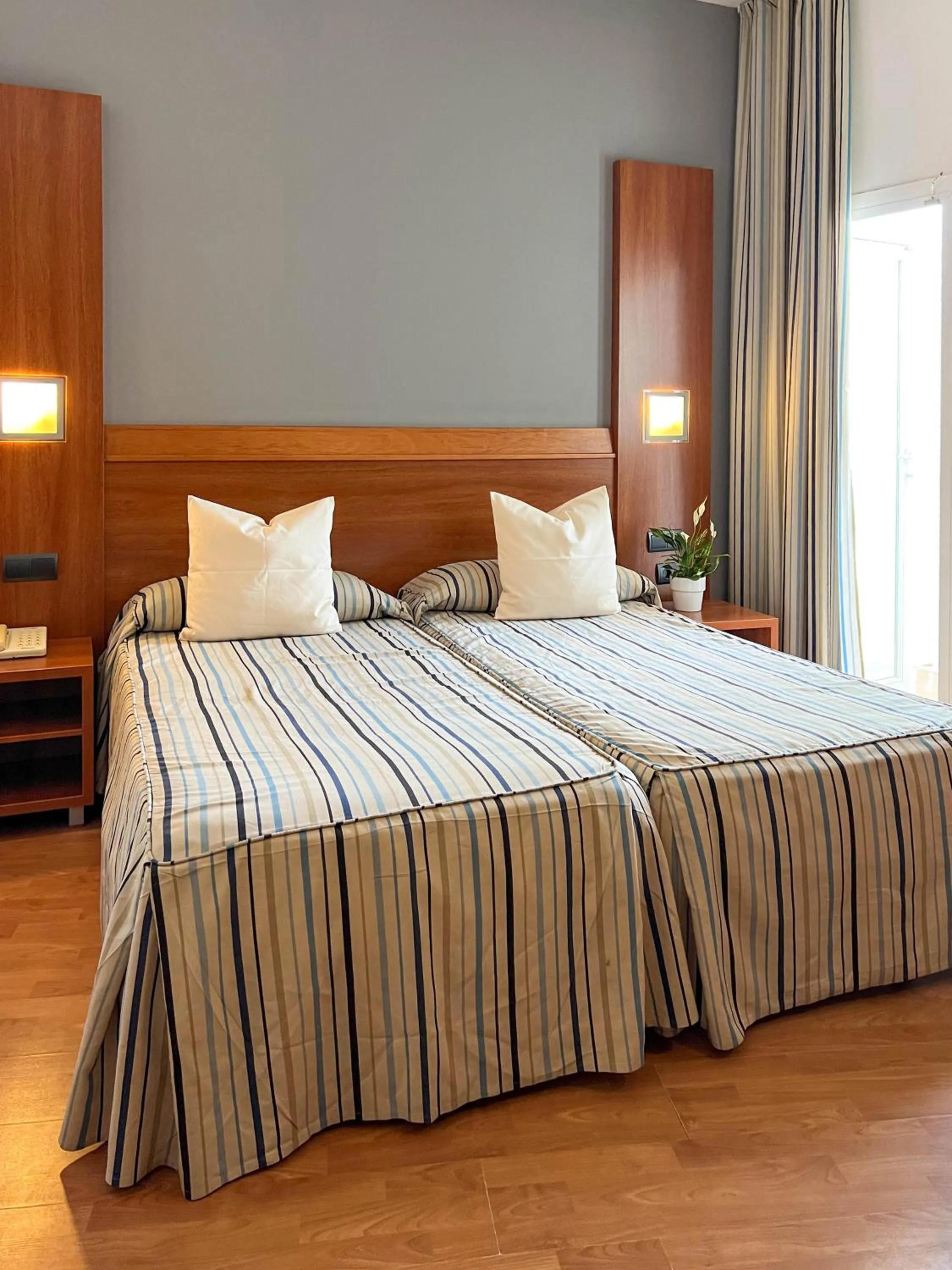 Photo of the whole room, Bed in O7 Alea