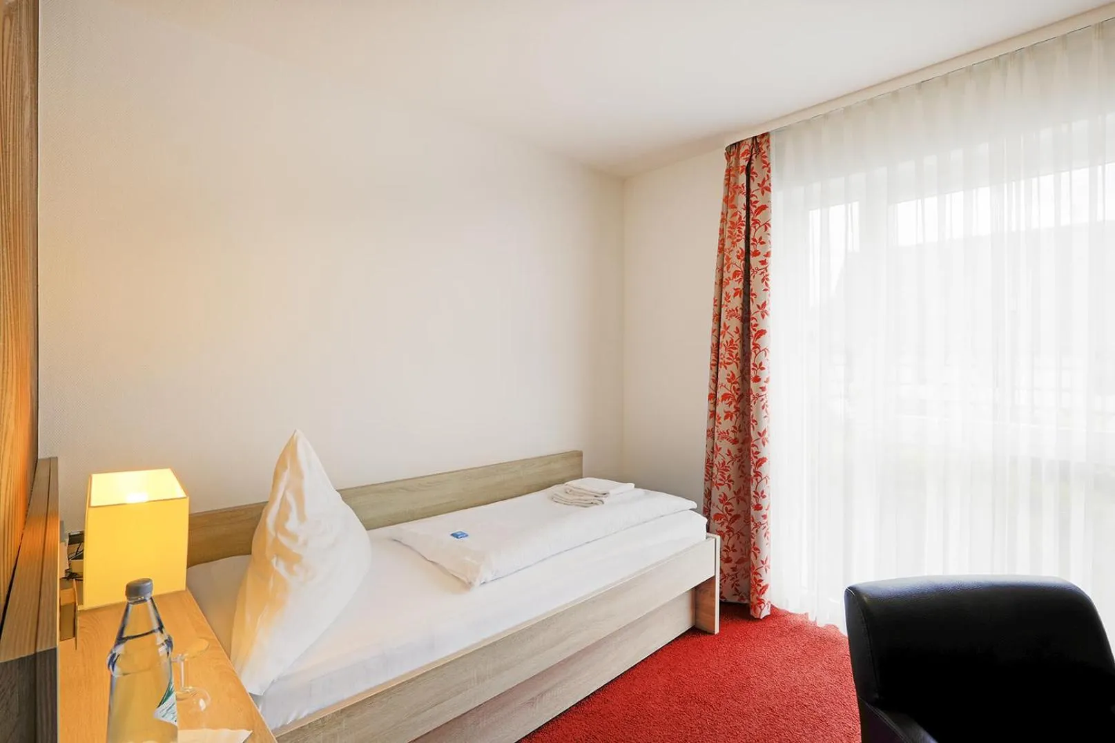 Photo of the whole room, Bed in Lindenhof