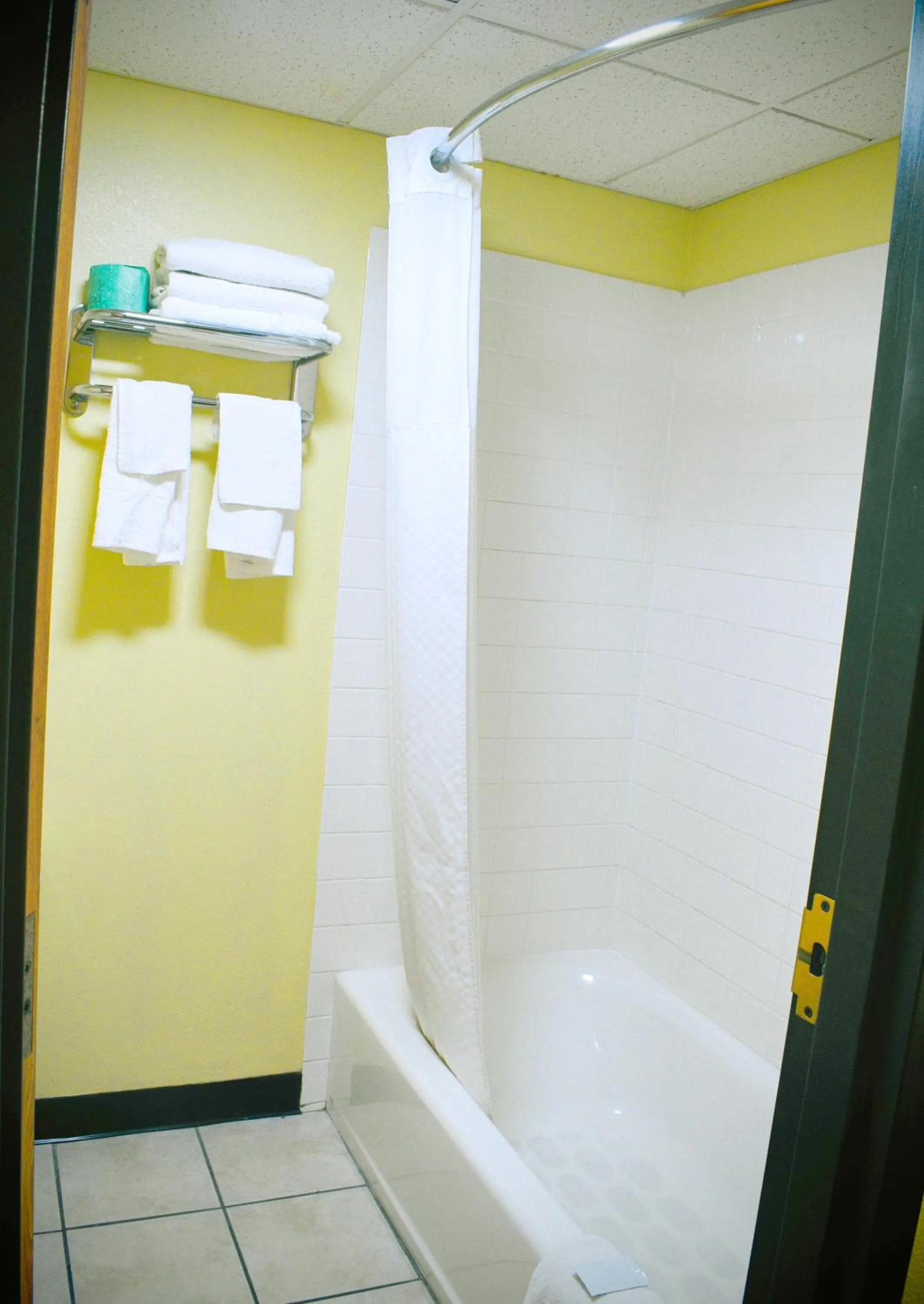 Bathroom in Sky Palace Inn & Suites Park City Wichita North