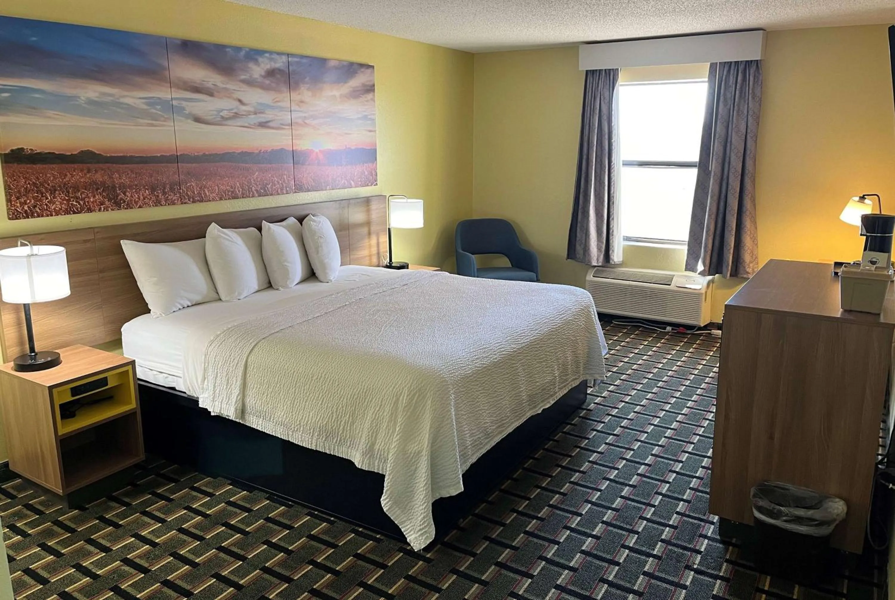 Photo of the whole room, Bed in Sky Palace Inn & Suites Park City Wichita North