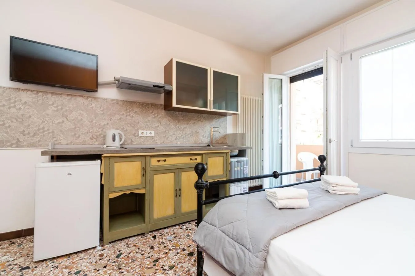 Kitchen or kitchenette, Bed in Monti Guesthouse