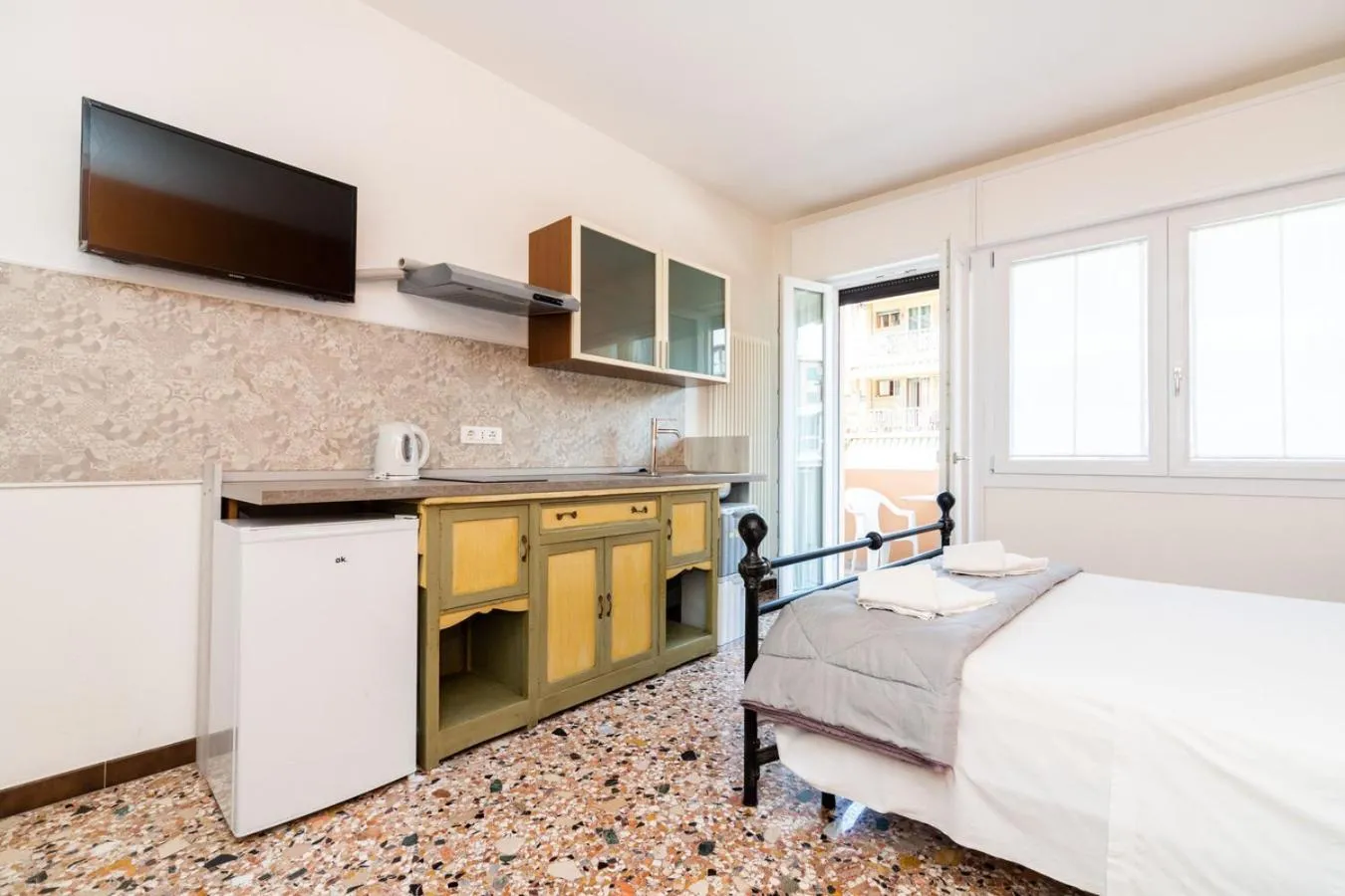 Kitchen or kitchenette, Bed in Monti Guesthouse