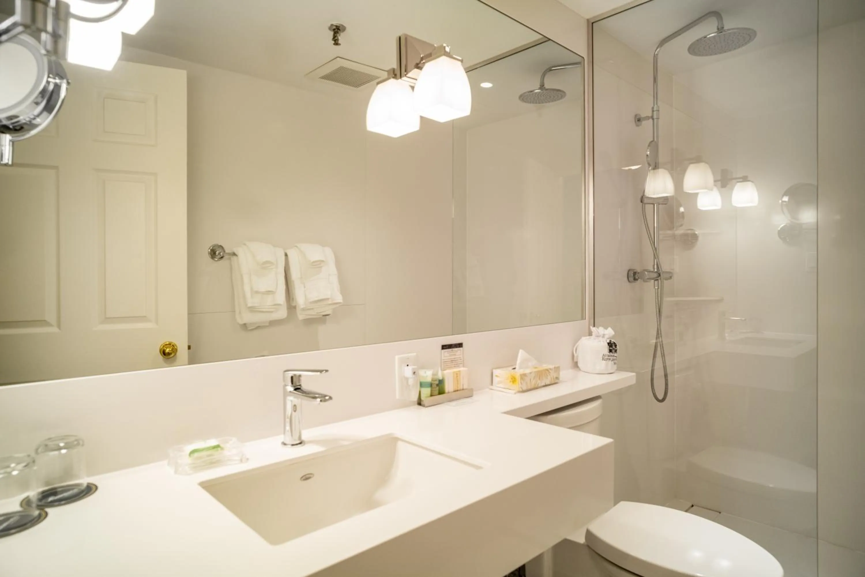 Bathroom in Ripplecove Hotel & Spa