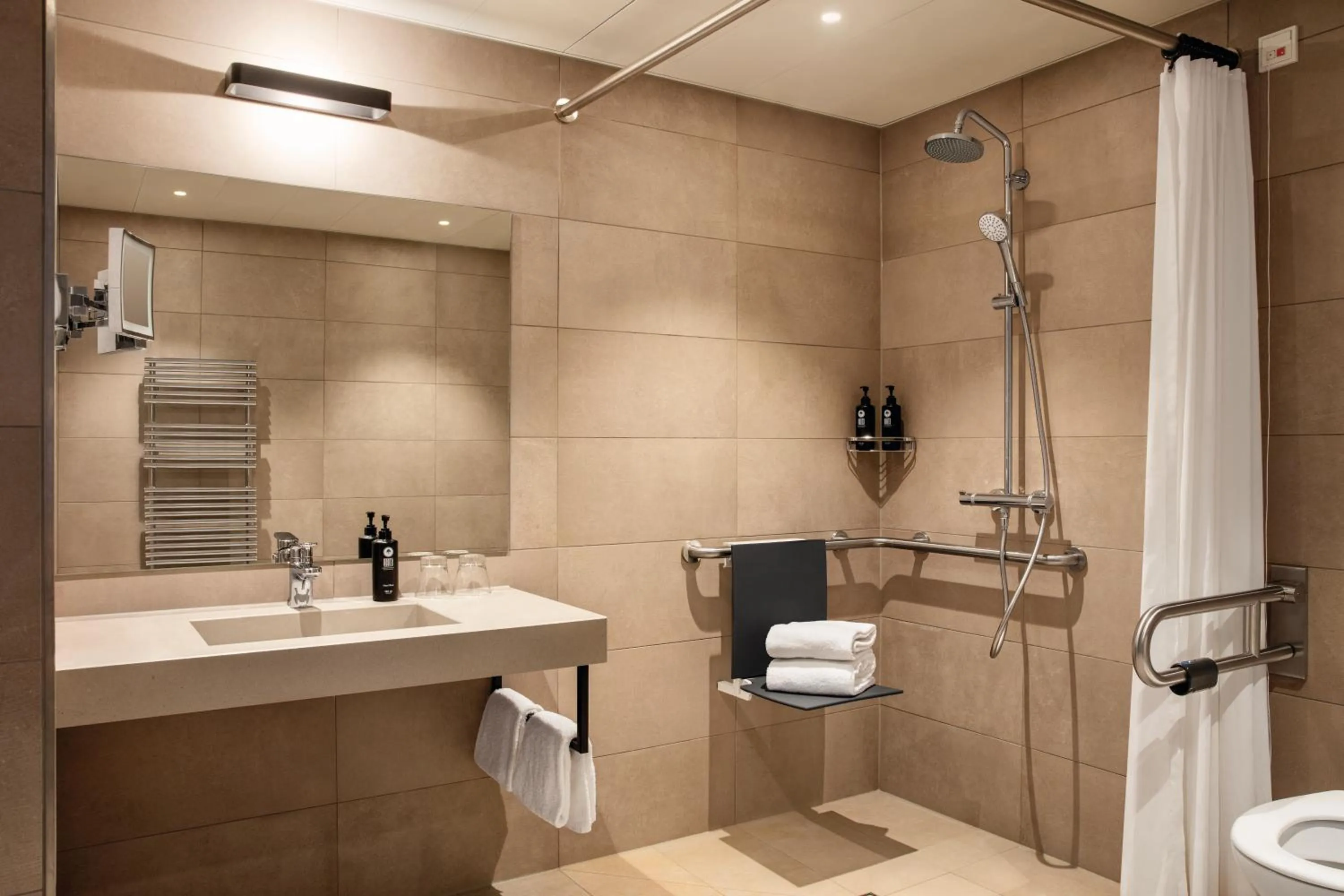 Shower in Vienna House by Wyndham Ernst Leitz Wetzlar