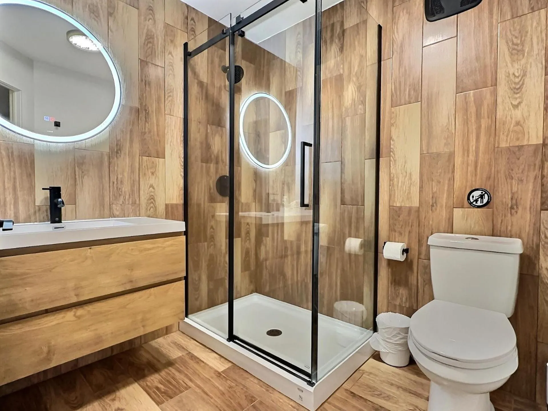 Shower in Hotel Le Petit Lac Sainte-Adèle