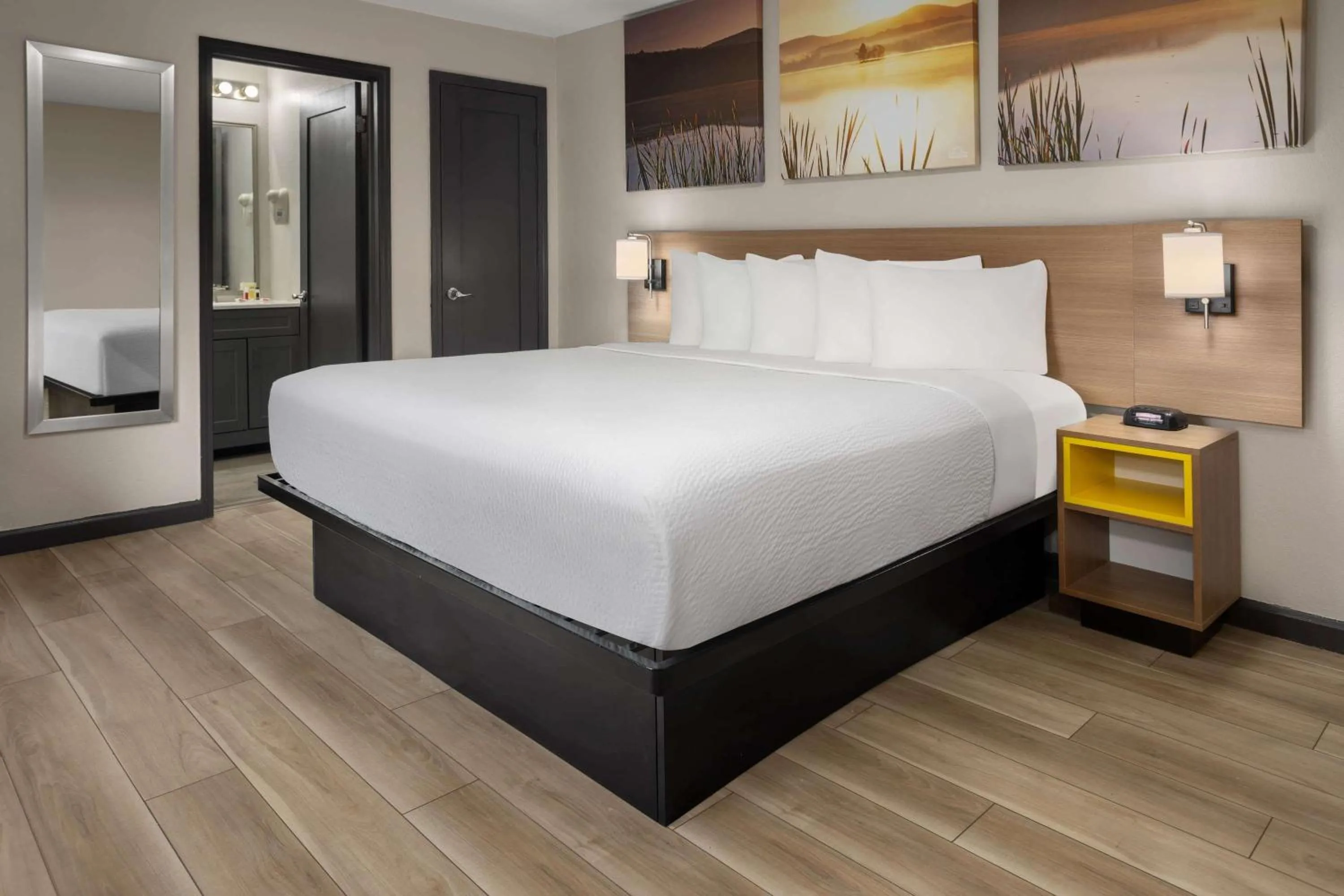 Photo of the whole room, Bed in Days Inn by Wyndham Wurtsboro