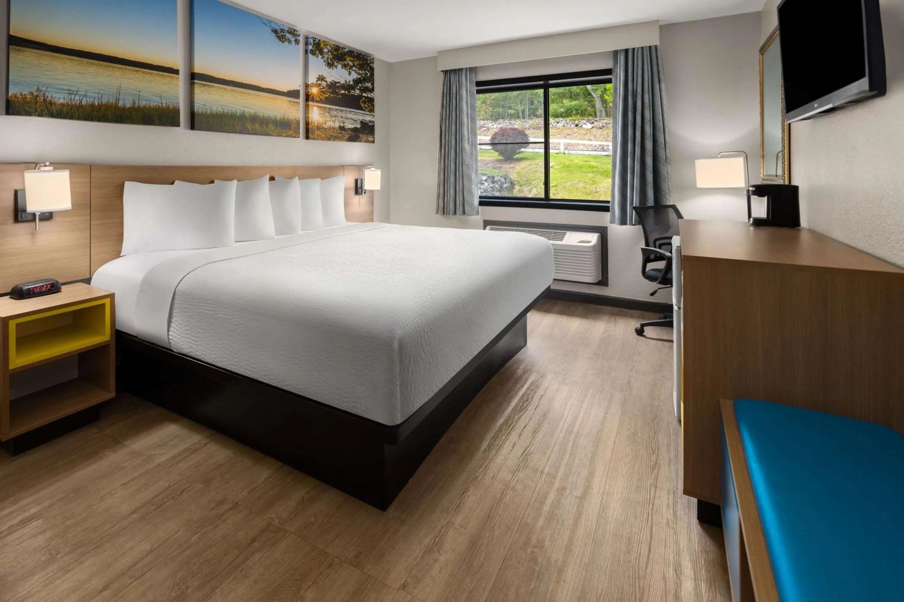 Photo of the whole room, Bed in Days Inn by Wyndham Wurtsboro