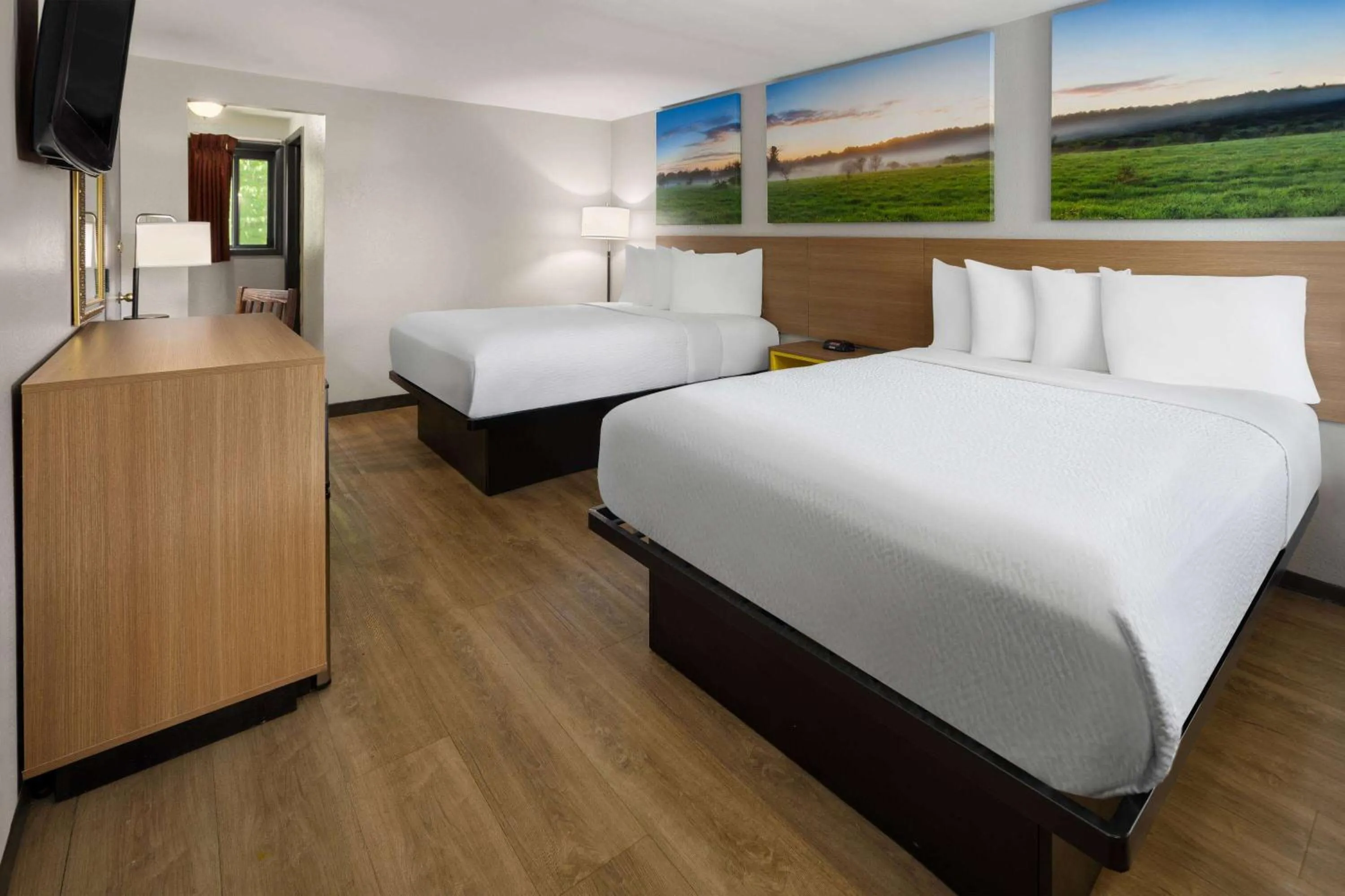 Photo of the whole room, Bed in Days Inn by Wyndham Wurtsboro