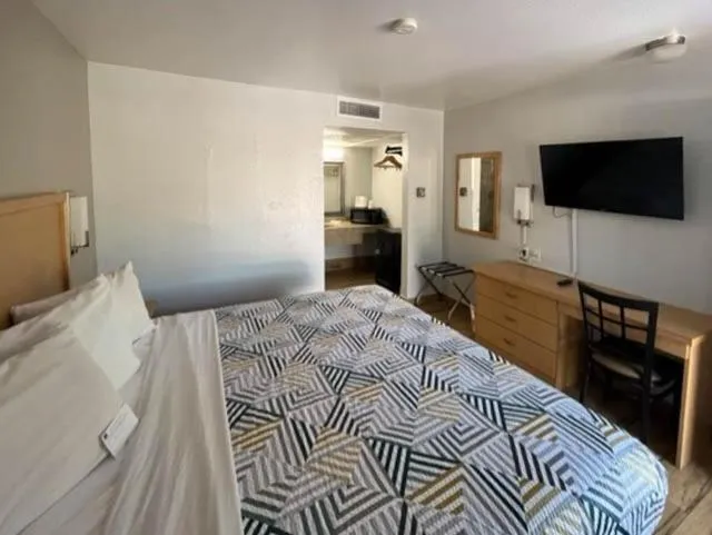 King Room - Non-Smoking in Motel 6 Riviera Beach, FL