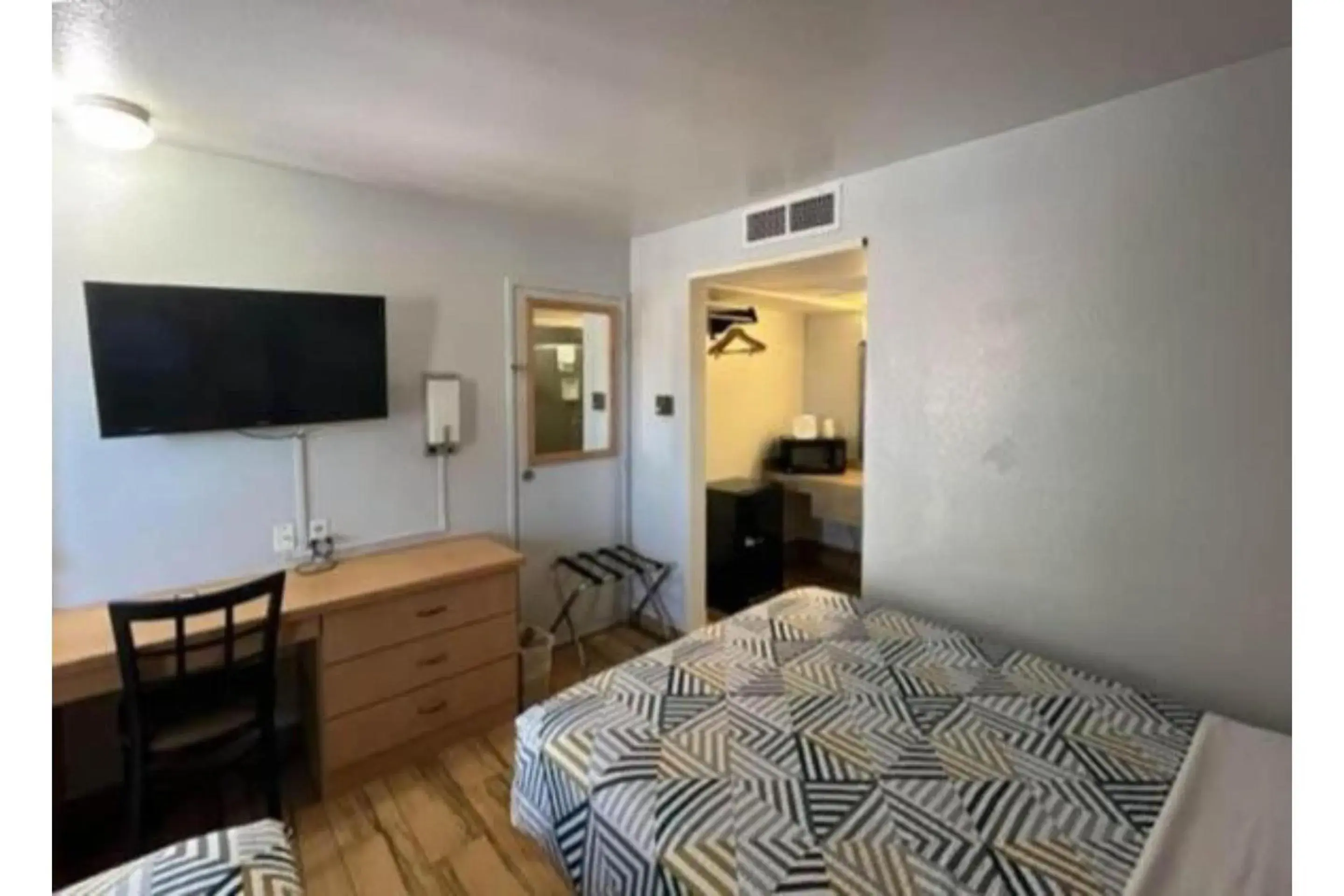 King Room with Roll-in Shower - Disability Access - Non-Smoking in Motel 6 Riviera Beach FL King Room with Roll-in Shower - Disability Access - Non-Smoking in Motel 6 Riviera Beach FL