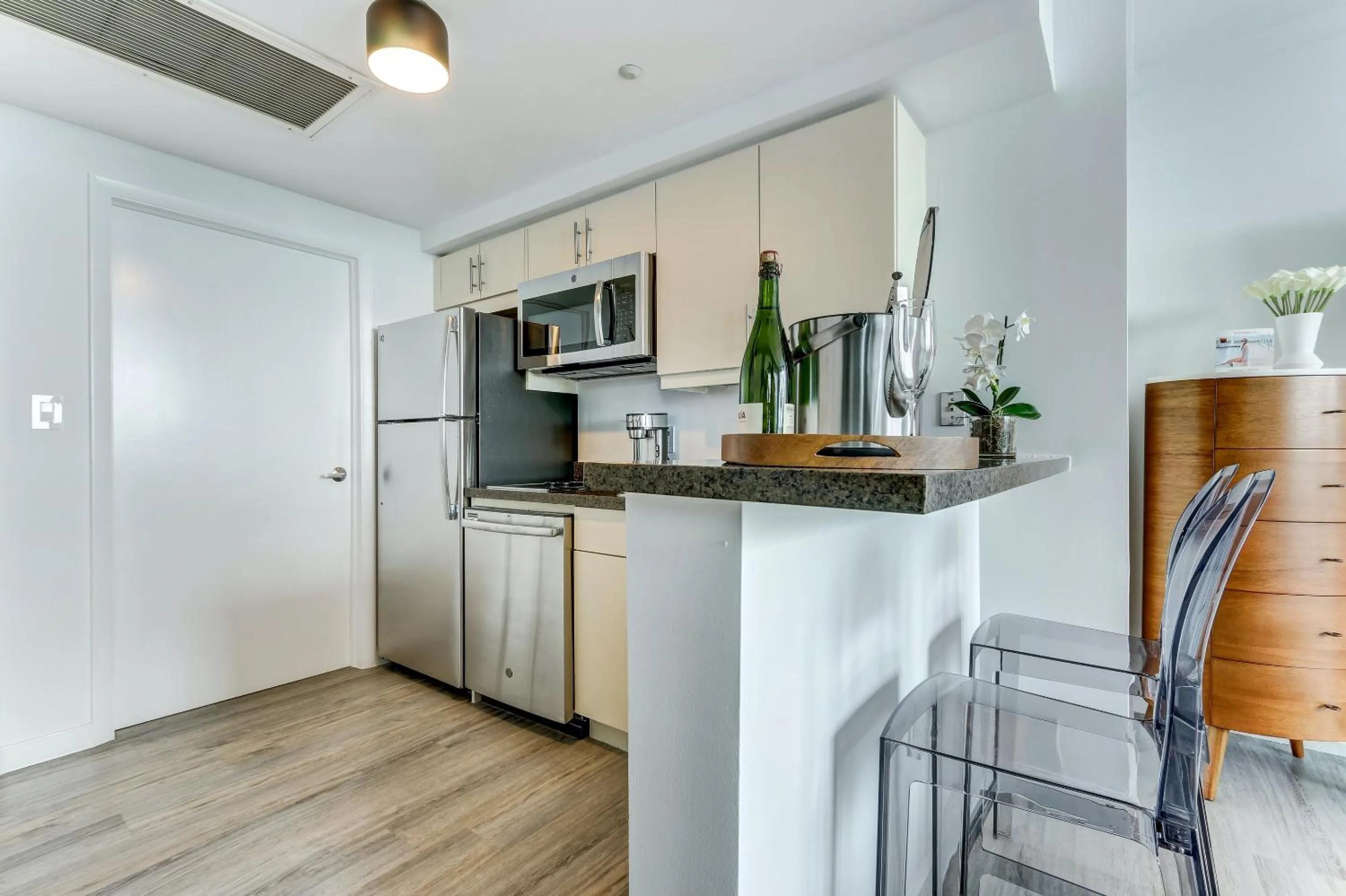 Kitchen or kitchenette in iCoconutGrove - Luxurious Vacation Rentals in Coconut Grove