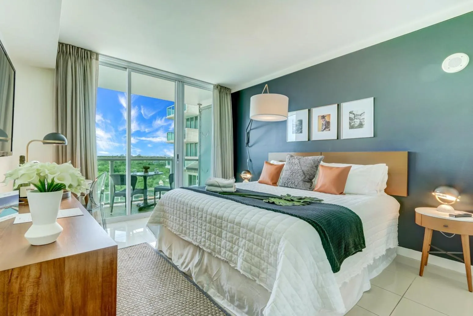 Bed in iCoconutGrove - Luxurious Vacation Rentals in Coconut Grove