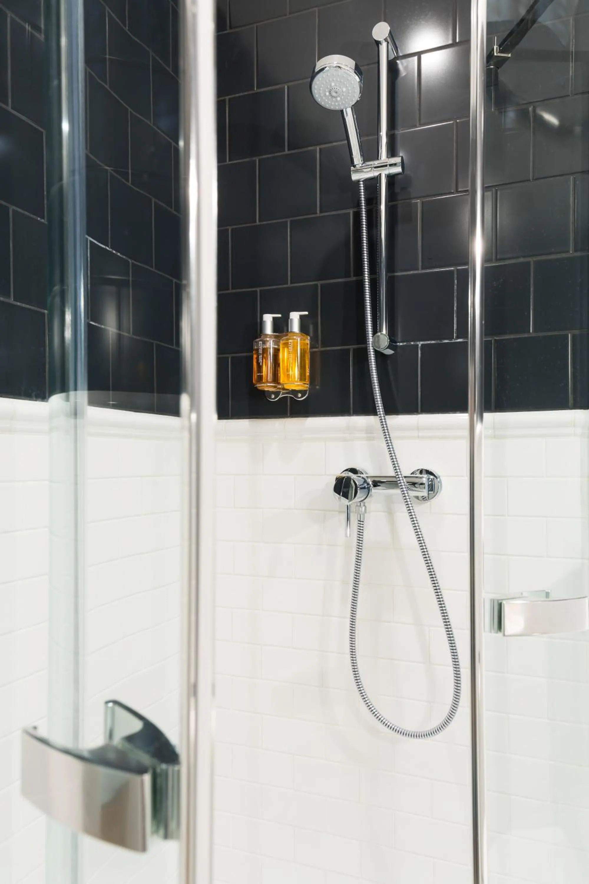 Shower in Hôtel Silky by HappyCulture