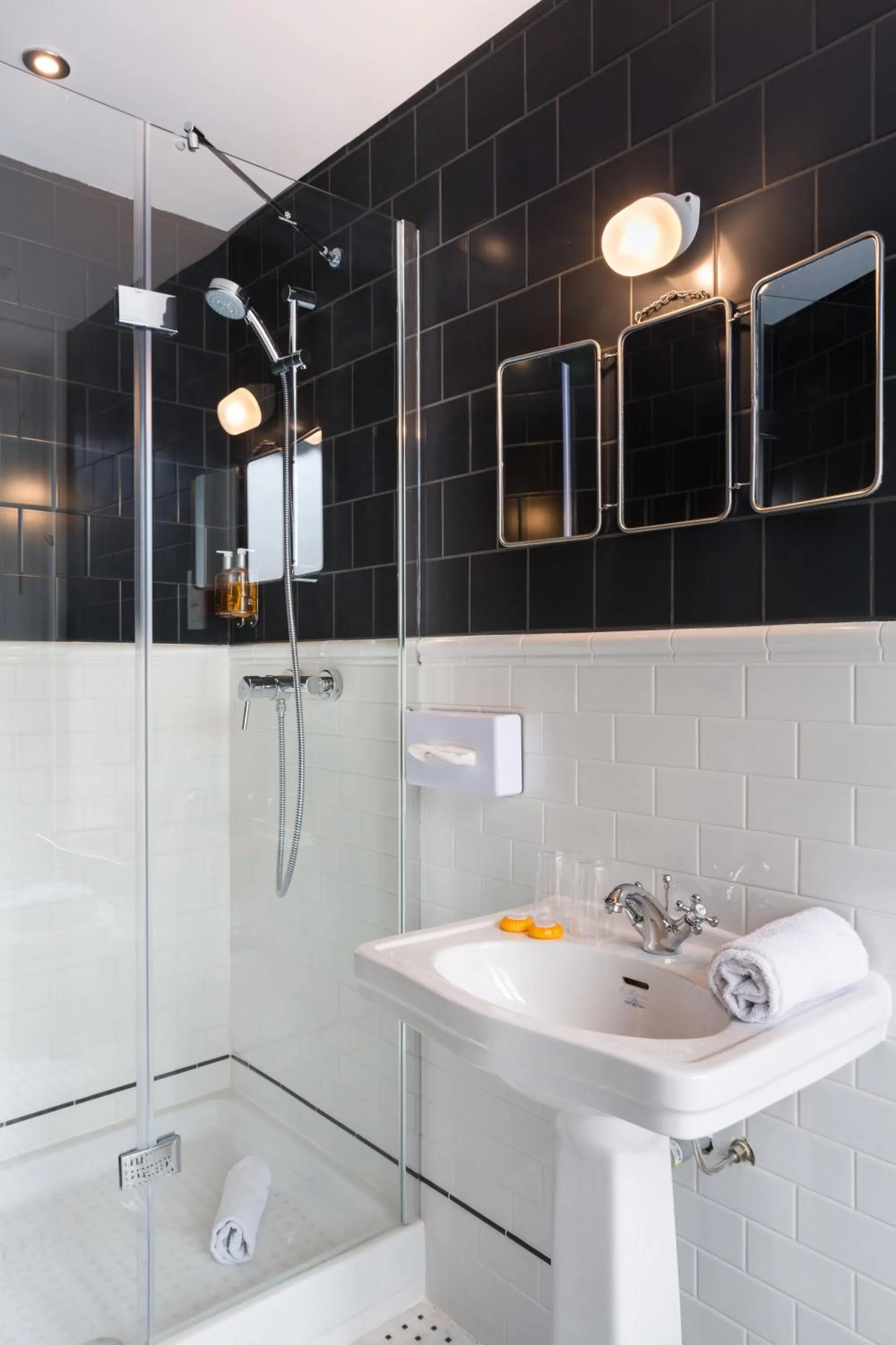 Shower in Hôtel Silky by HappyCulture