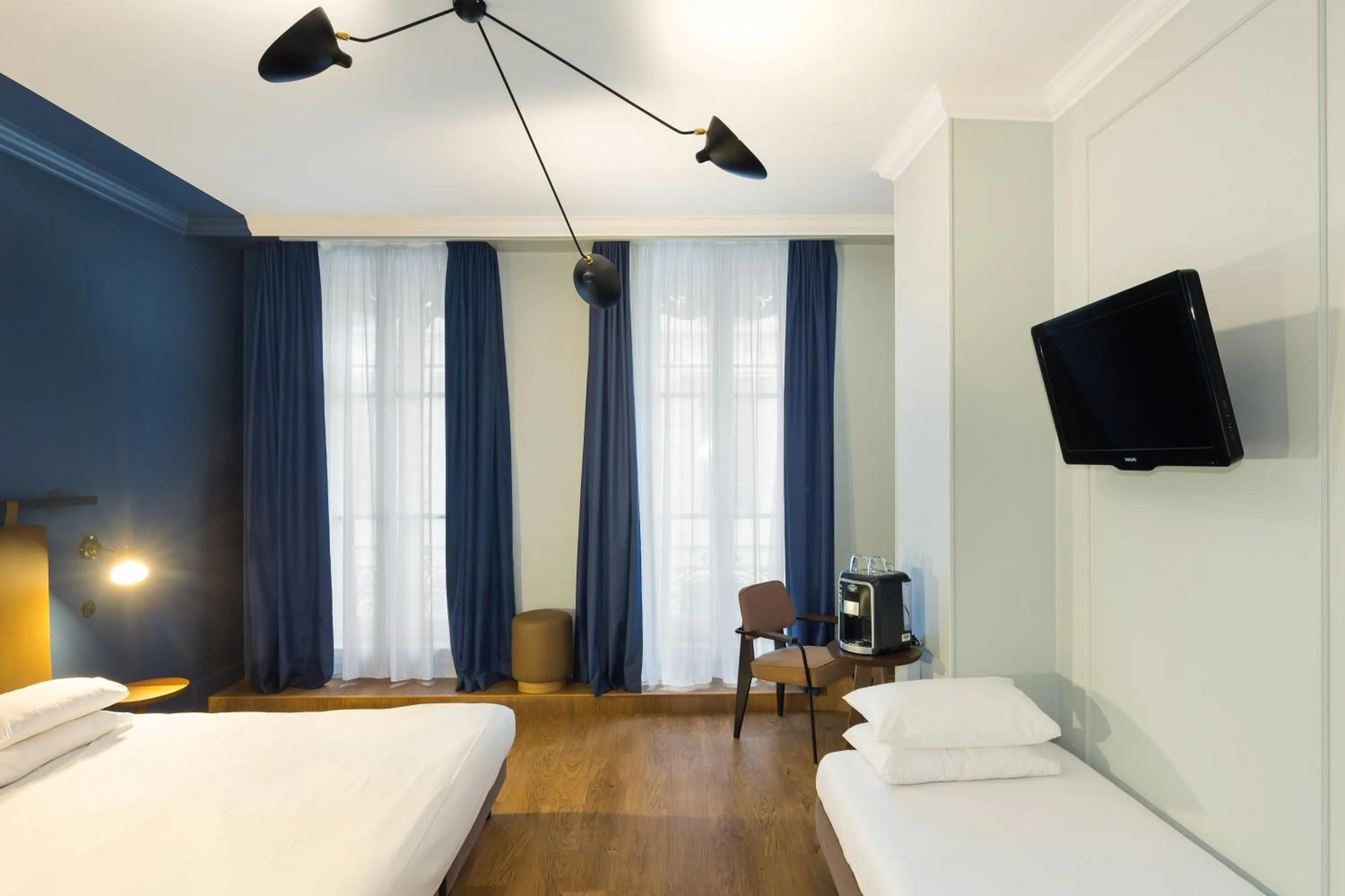 TV and multimedia, Bed in Hôtel Silky by HappyCulture