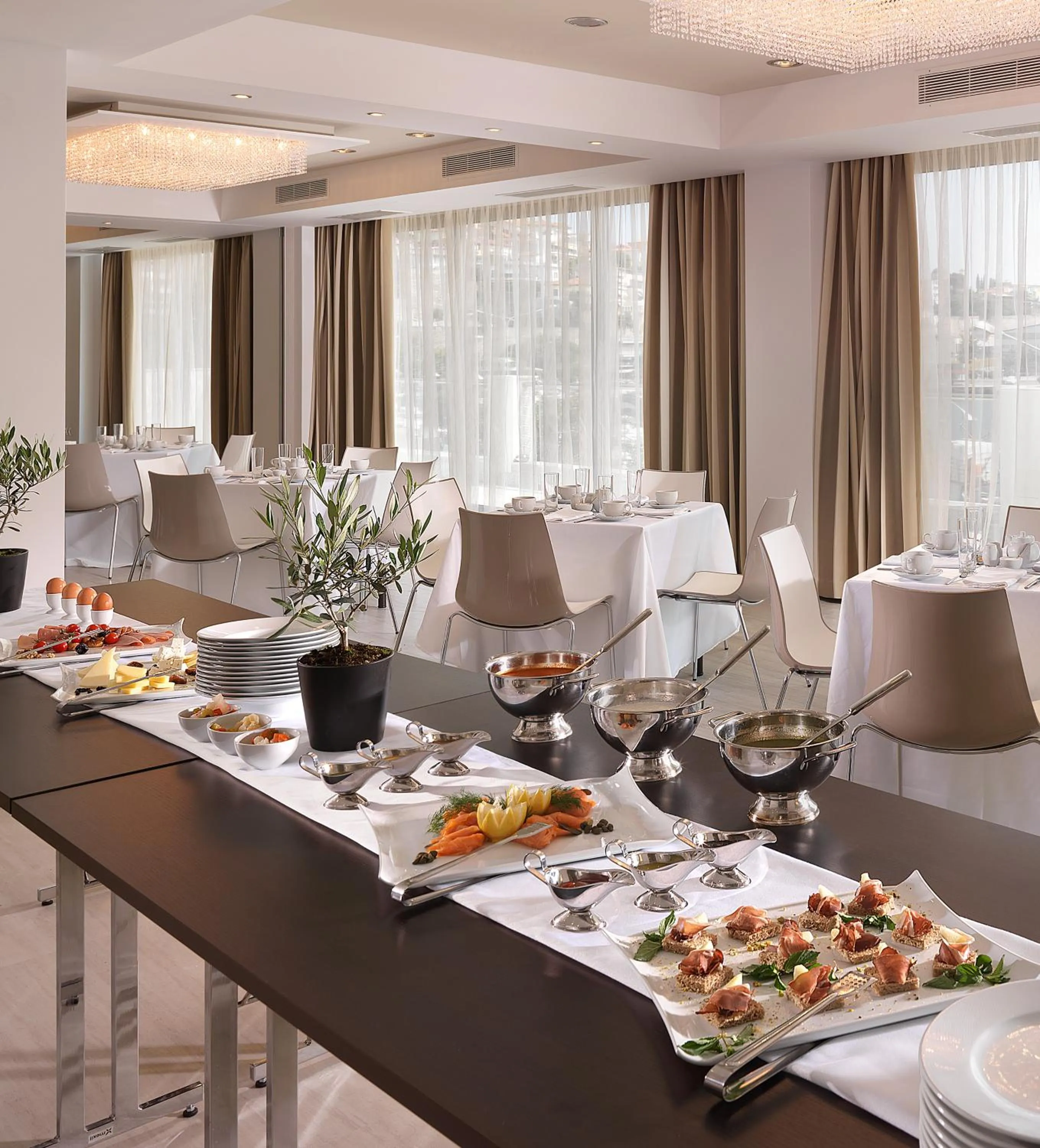 Restaurant/places to eat in Airotel Galaxy