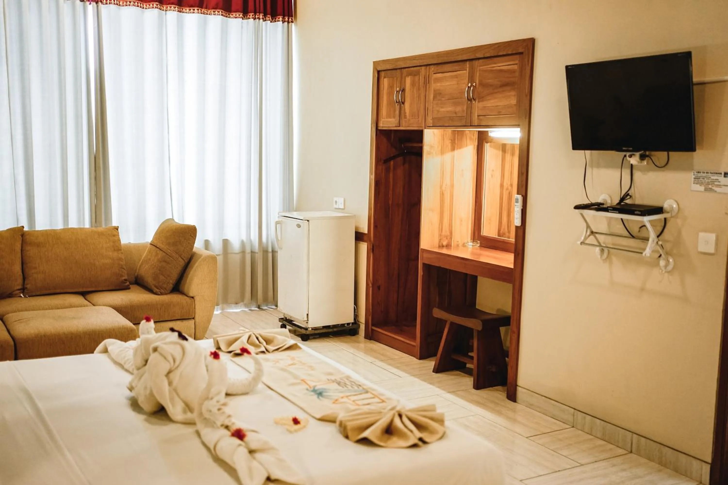 Communal lounge/ TV room, Bed in Amed Cafe & Hotel Kebun Wayan