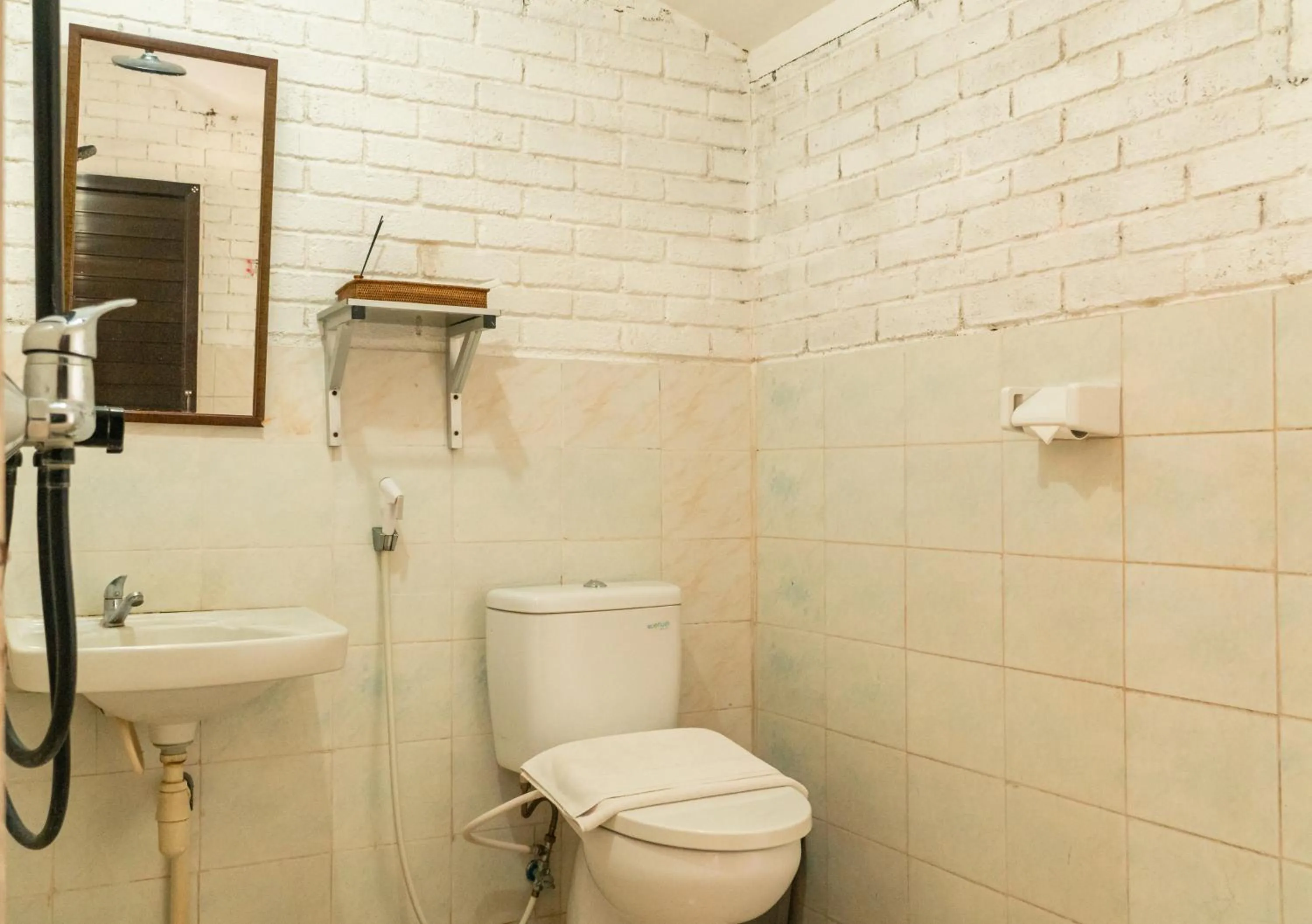 Shower in Amed Cafe & Hotel Kebun Wayan