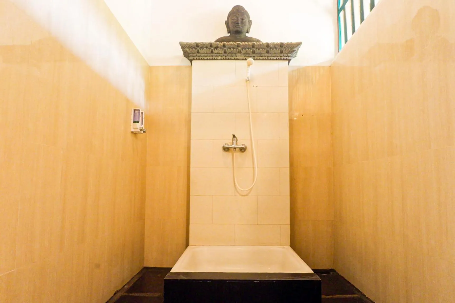 Shower in Amed Cafe & Hotel Kebun Wayan