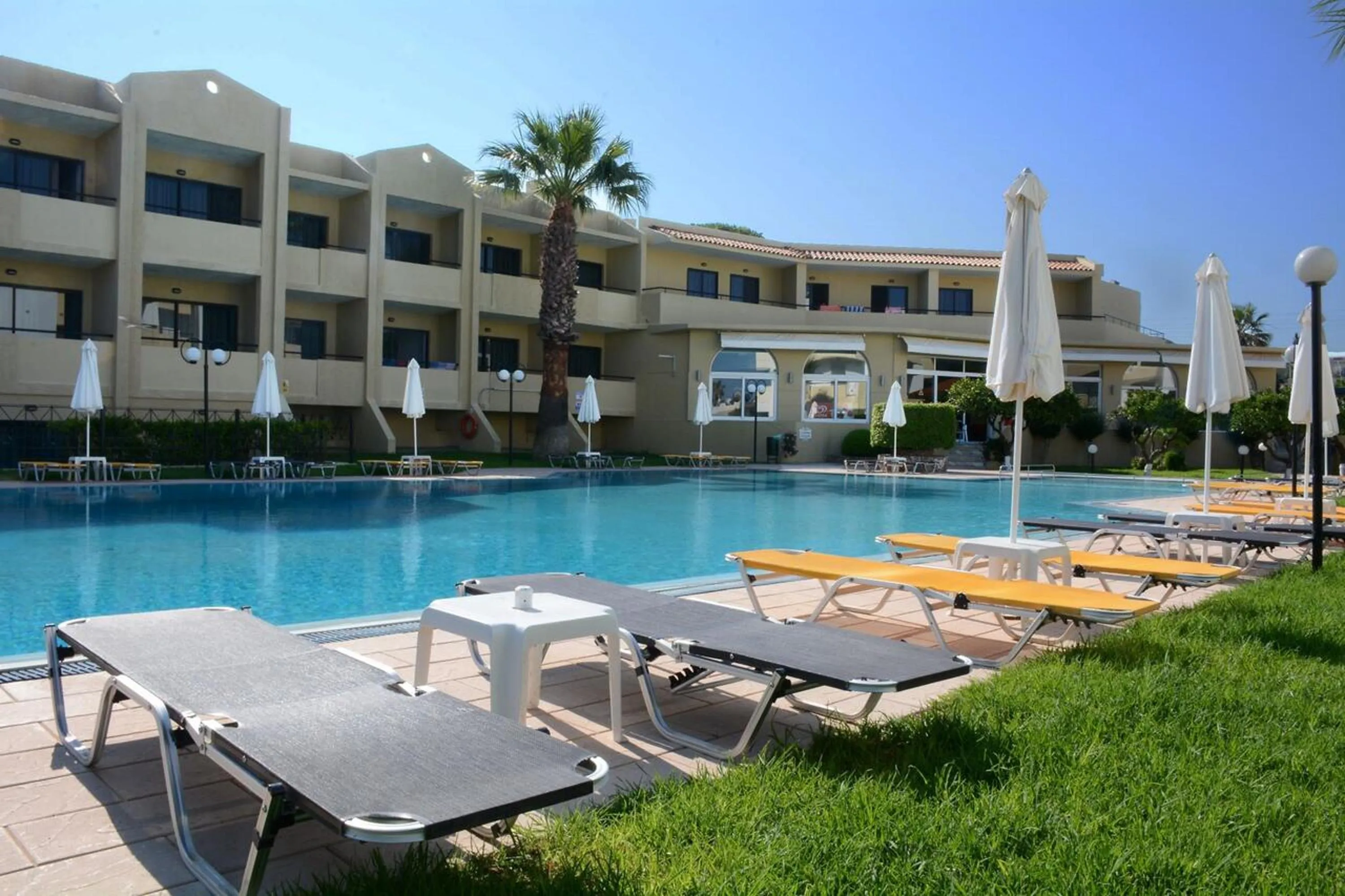 Swimming pool in Summerland Hotel