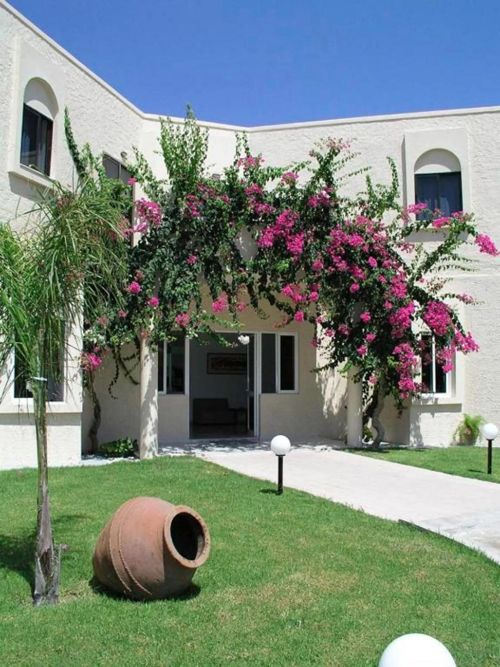 Facade/entrance in Summerland Hotel