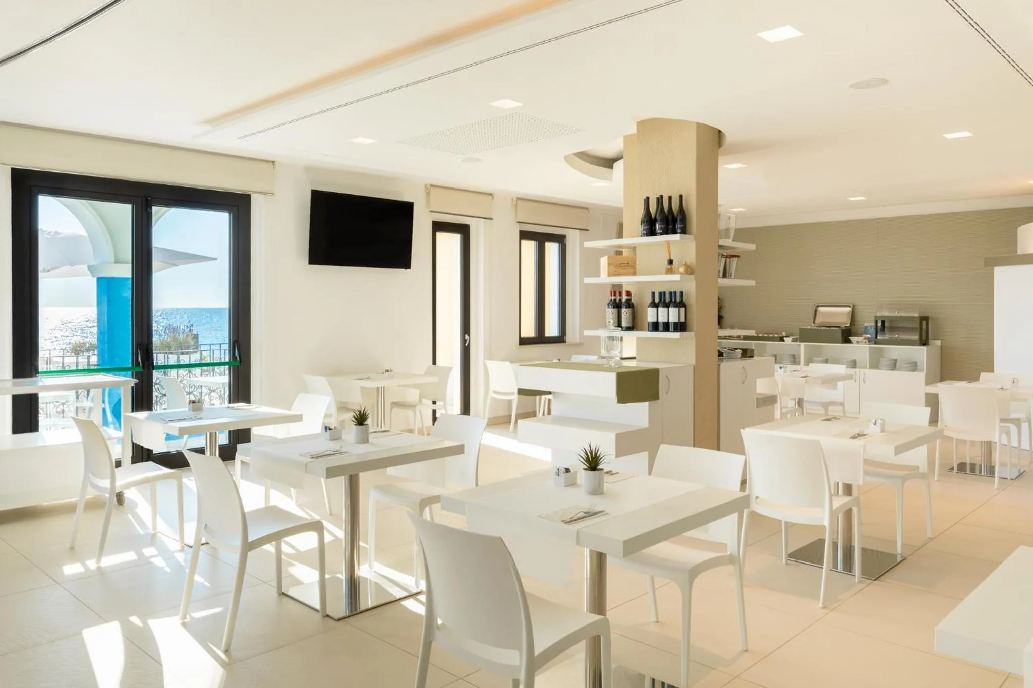 Restaurant/places to eat in Life Hotel Seaview & Spa