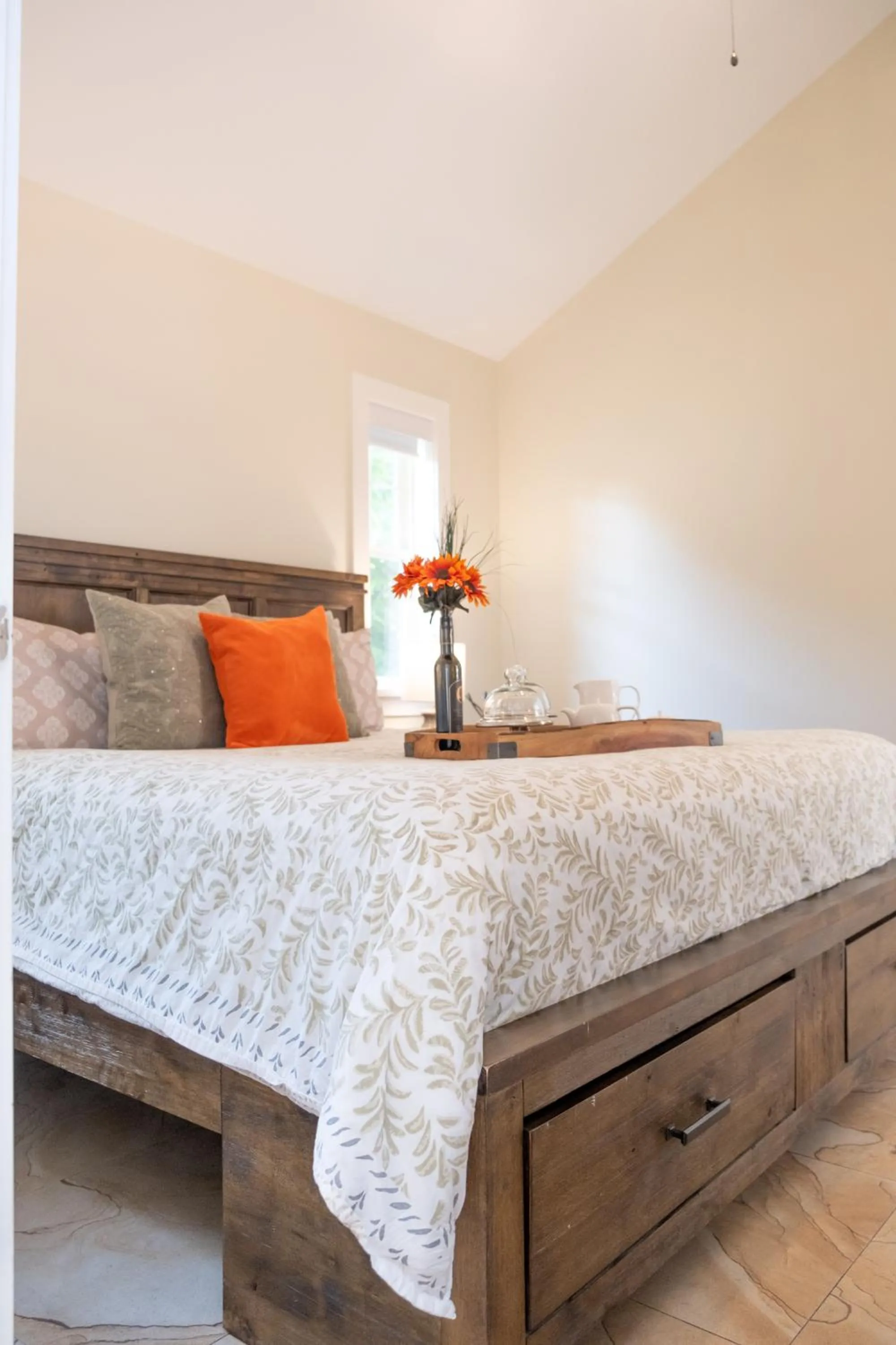 Bed in Kelowna Bed & Breakfast - CHATHAM HOUSE