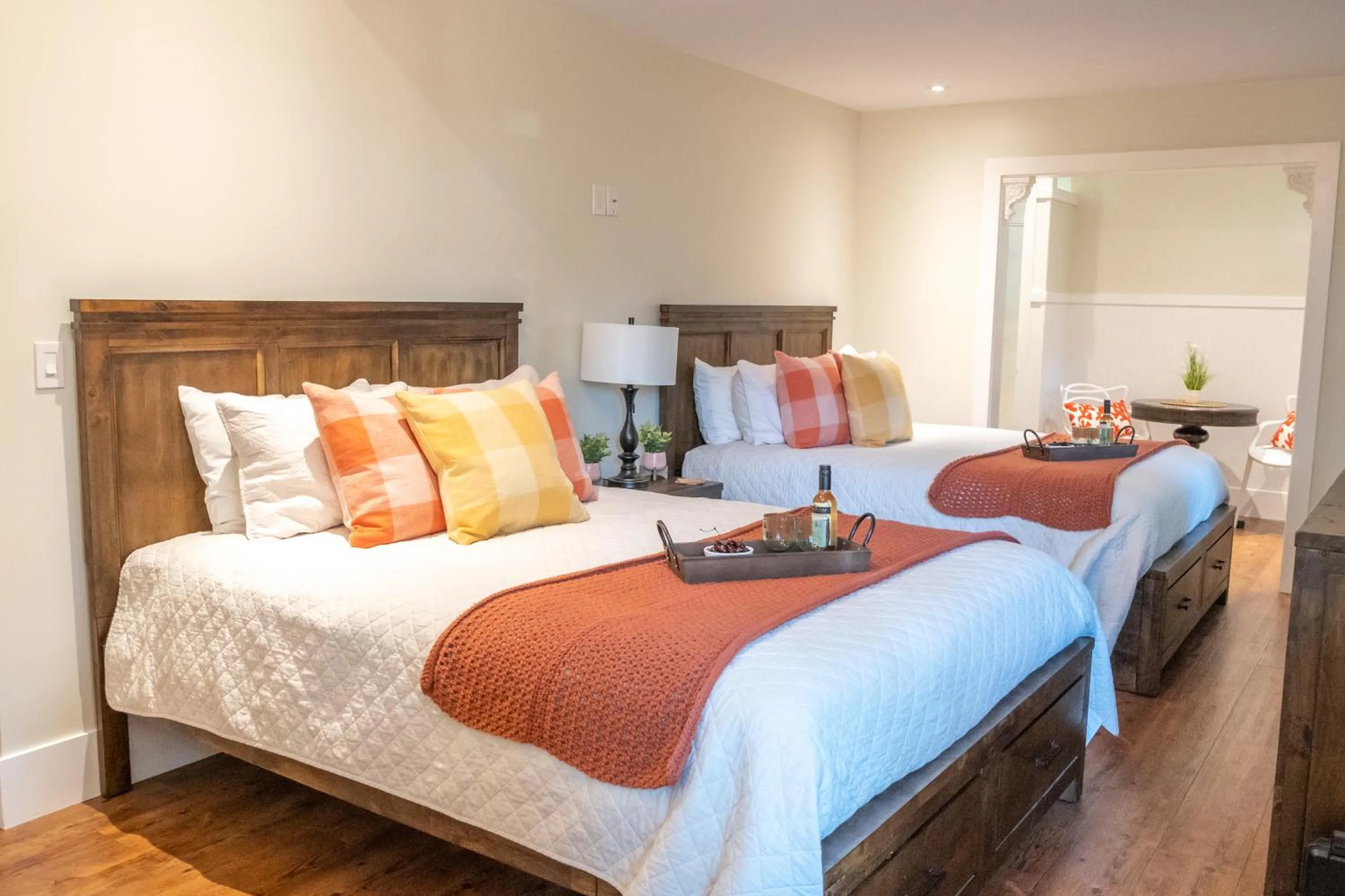 Photo of the whole room, Bed in Kelowna Bed & Breakfast - CHATHAM HOUSE