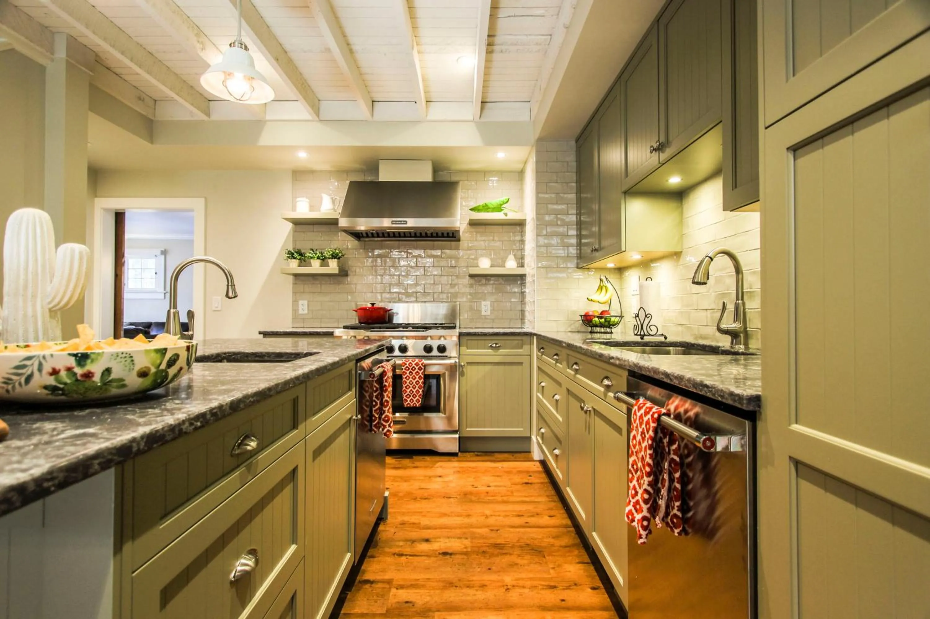 Kitchen or kitchenette in Kelowna Bed & Breakfast - CHATHAM HOUSE