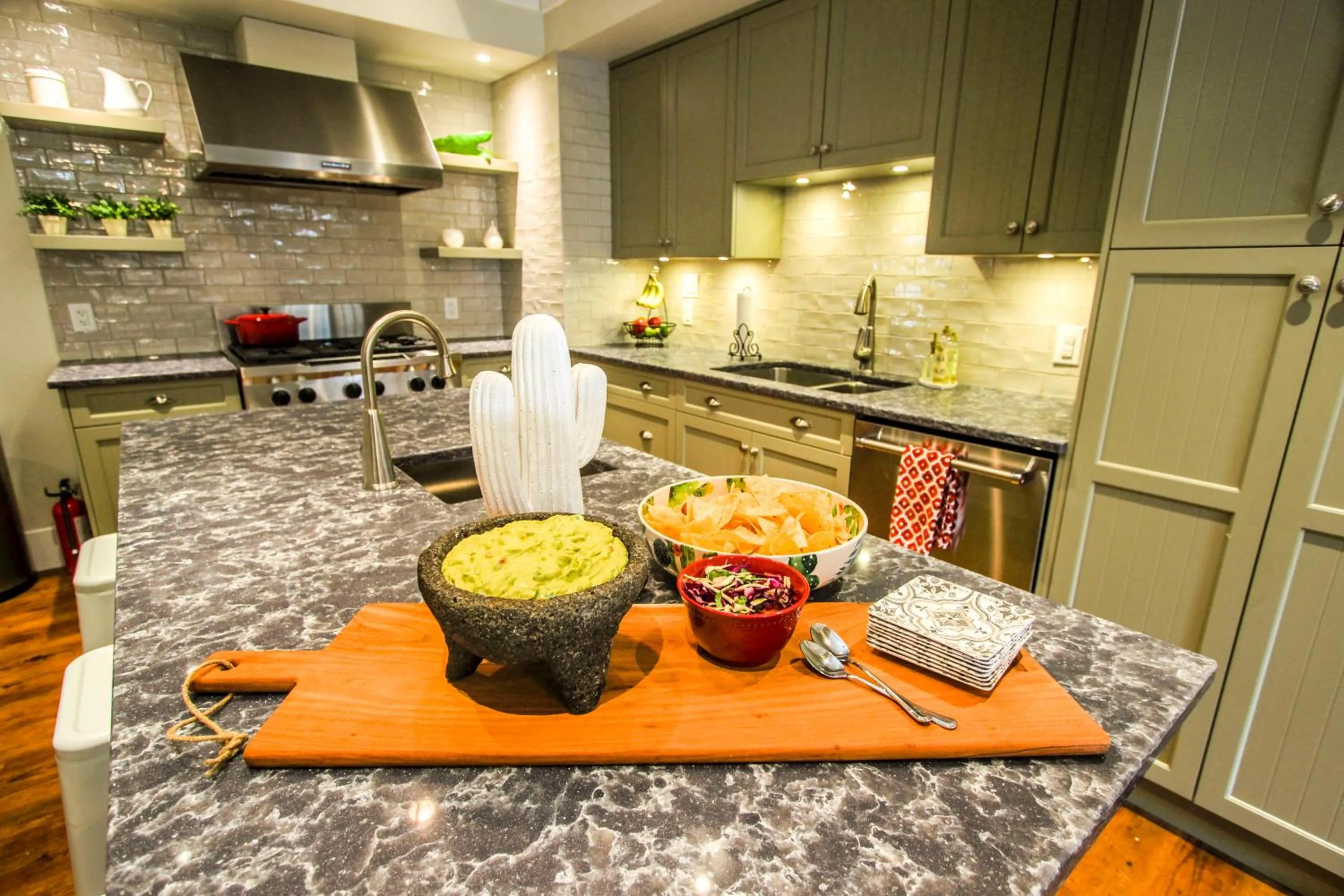 Kitchen or kitchenette in Kelowna Bed & Breakfast - CHATHAM HOUSE