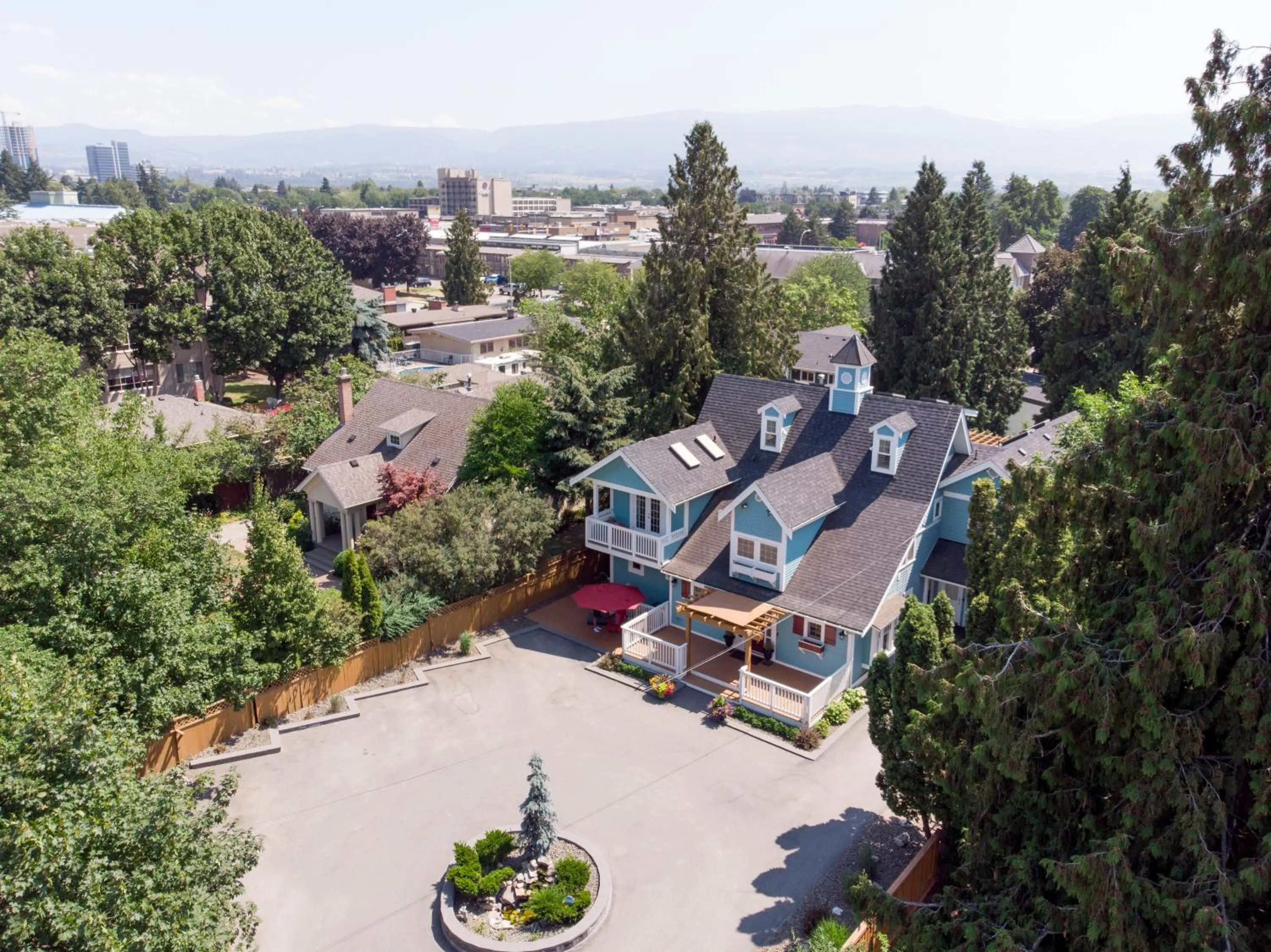 Property building in Kelowna Bed & Breakfast - CHATHAM HOUSE