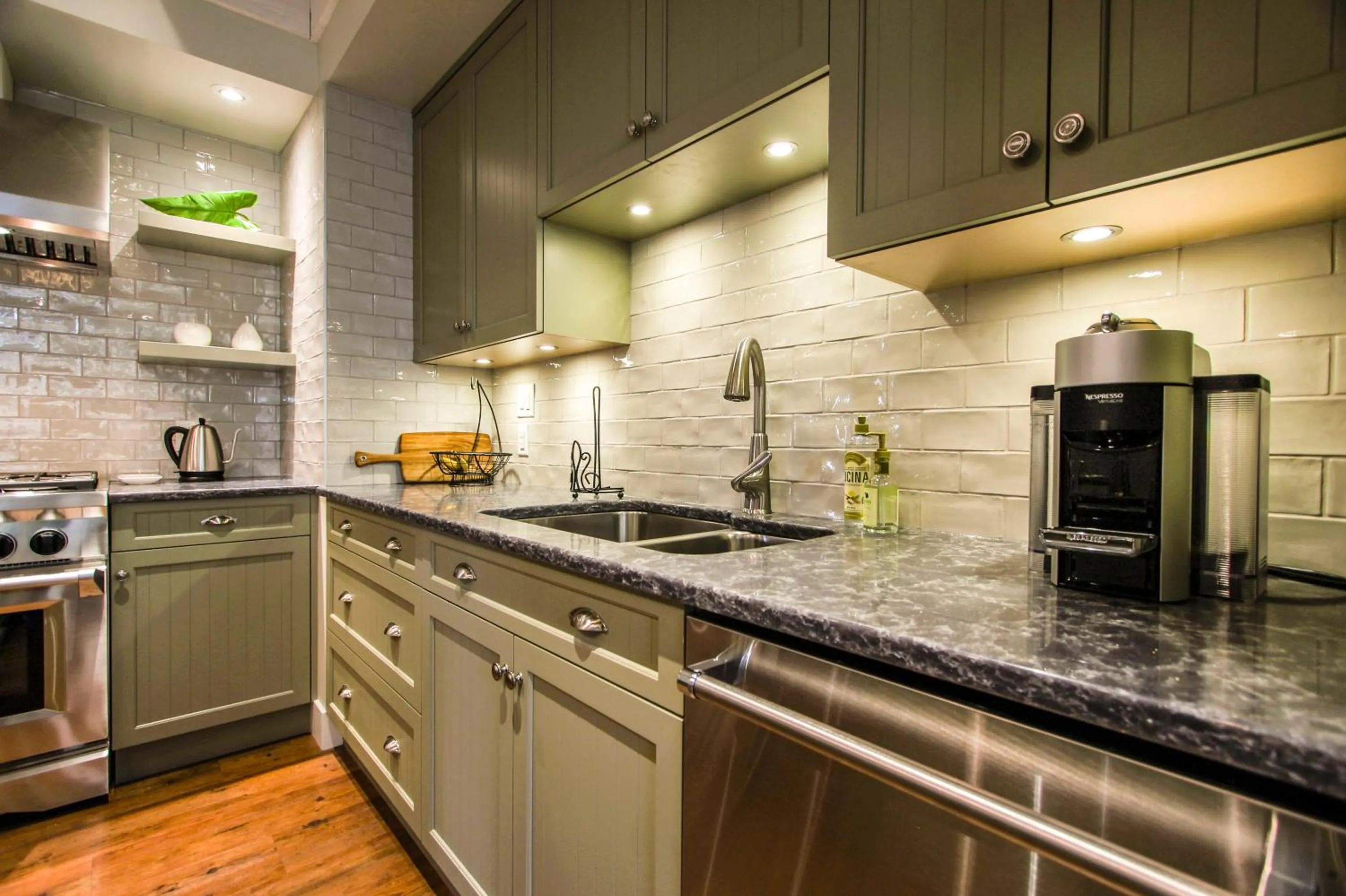 Kitchen or kitchenette in Kelowna Bed & Breakfast - CHATHAM HOUSE