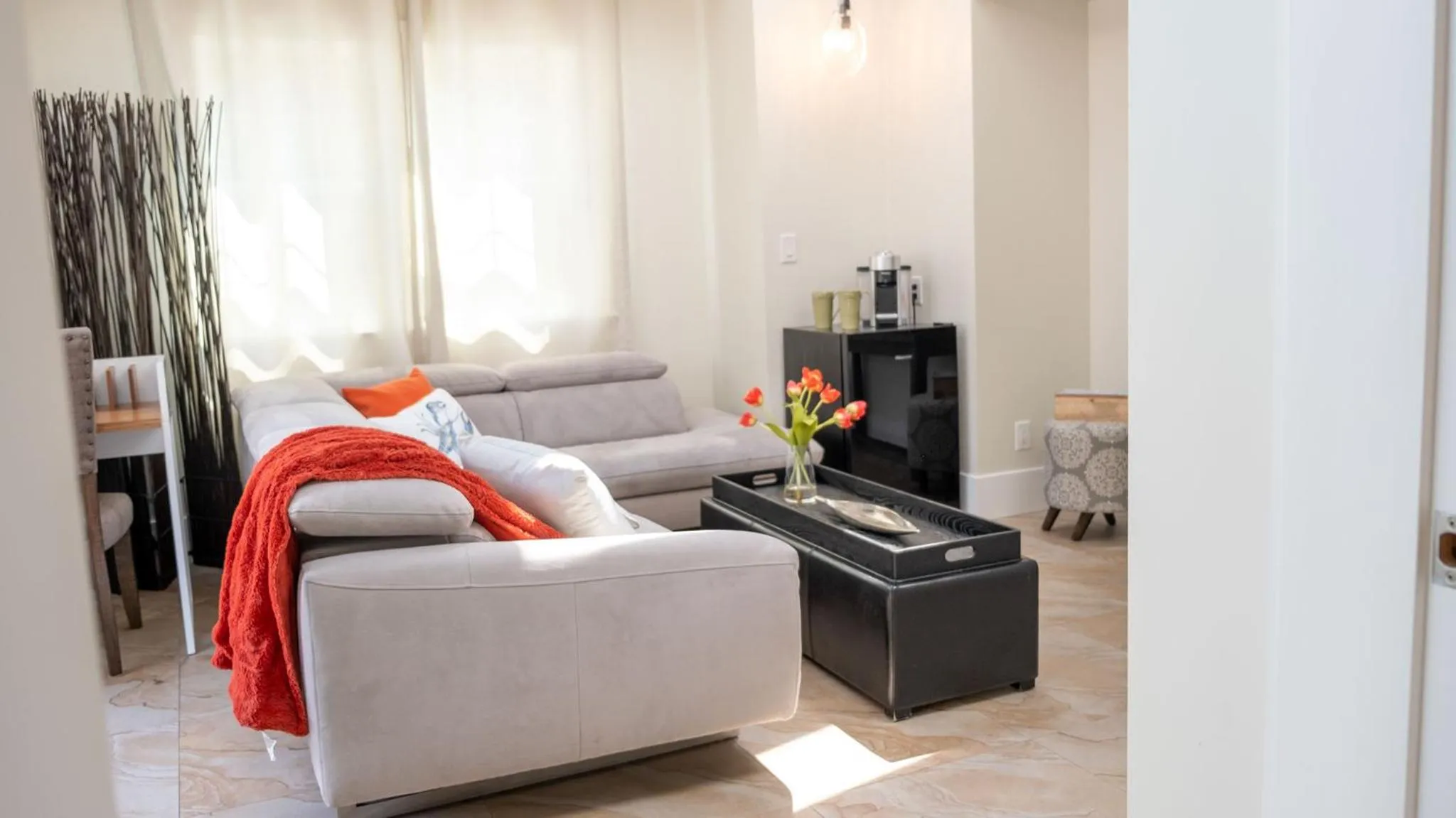 Communal lounge/ TV room in Kelowna Bed & Breakfast - CHATHAM HOUSE