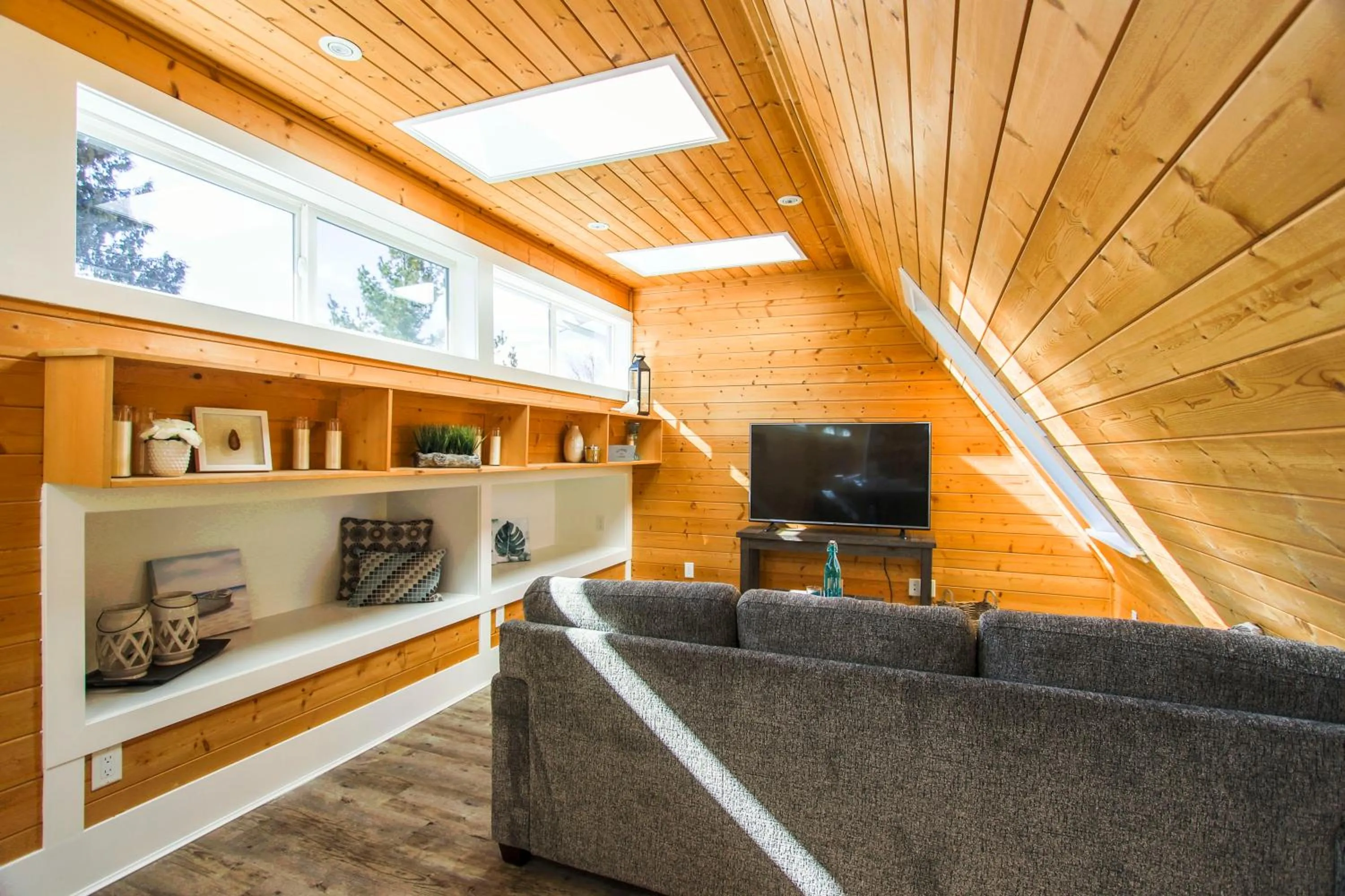 TV and multimedia in Kelowna Bed & Breakfast - CHATHAM HOUSE