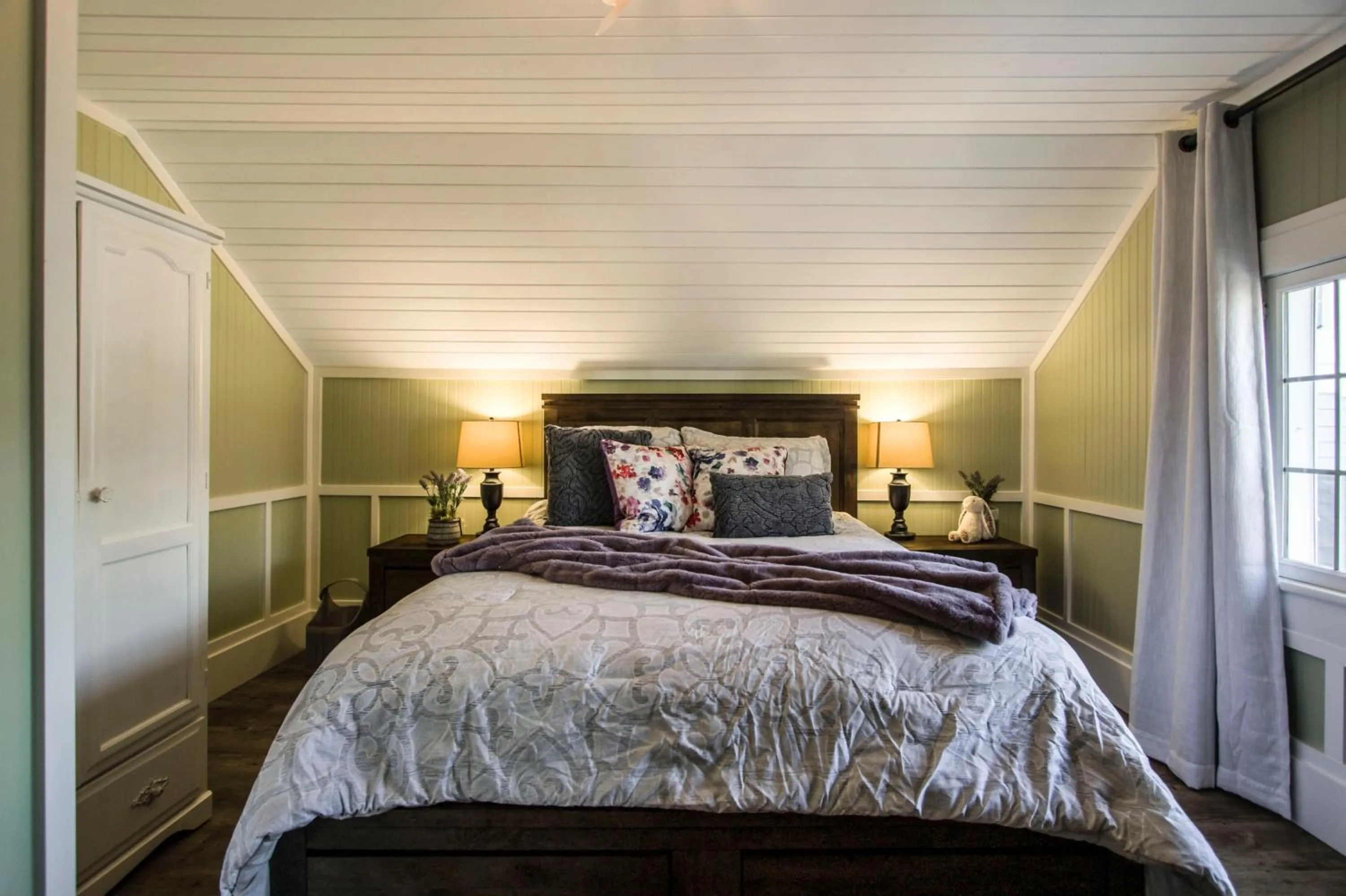 Bed in Kelowna Bed & Breakfast - CHATHAM HOUSE