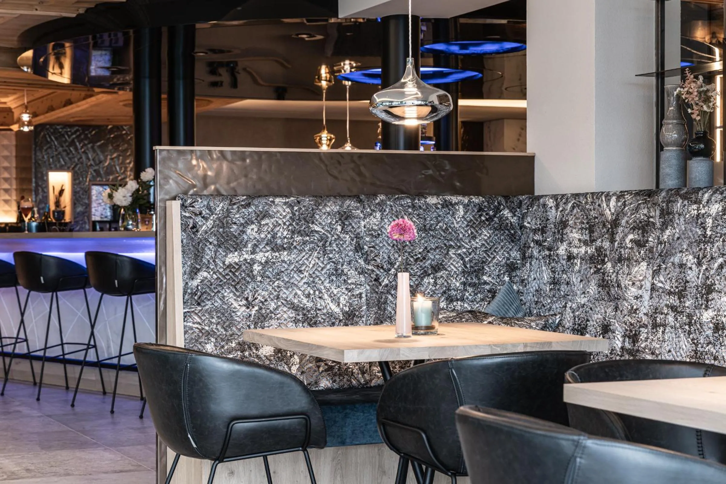 Lounge or bar in DAS GERSTL Alpine Retreat