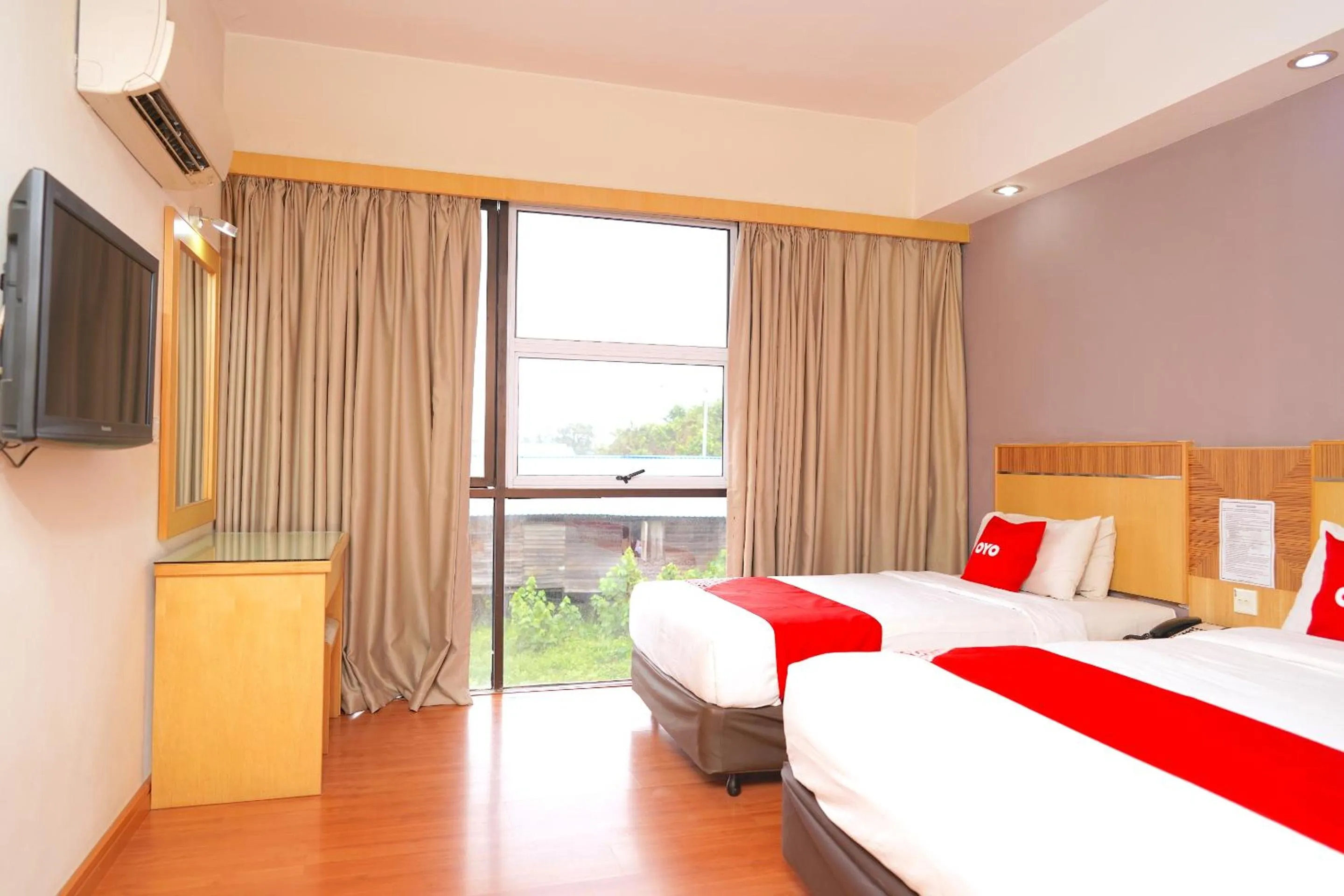 Photo of the whole room, Bed in Houz Inn