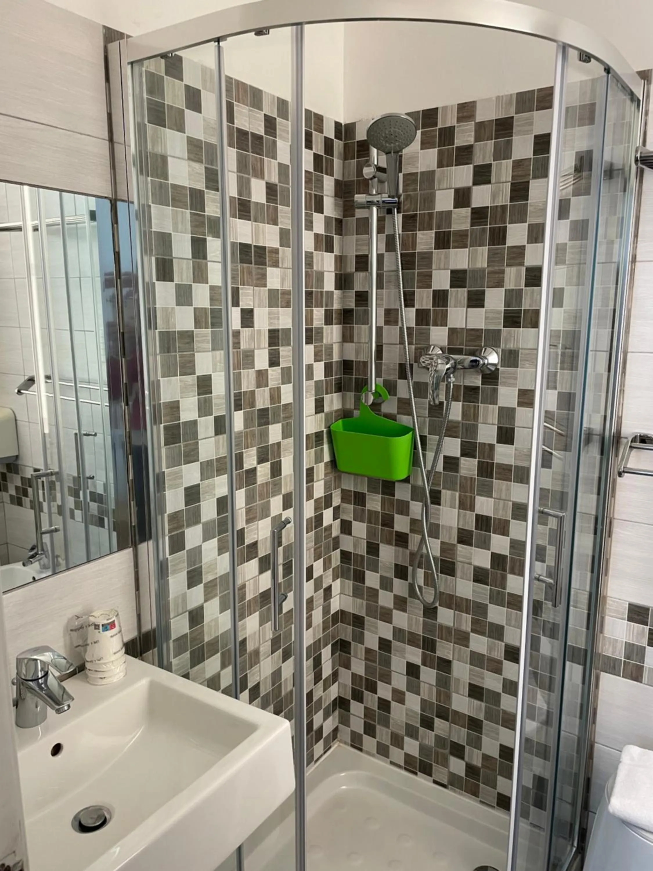 Shower in Hotel Barbiani