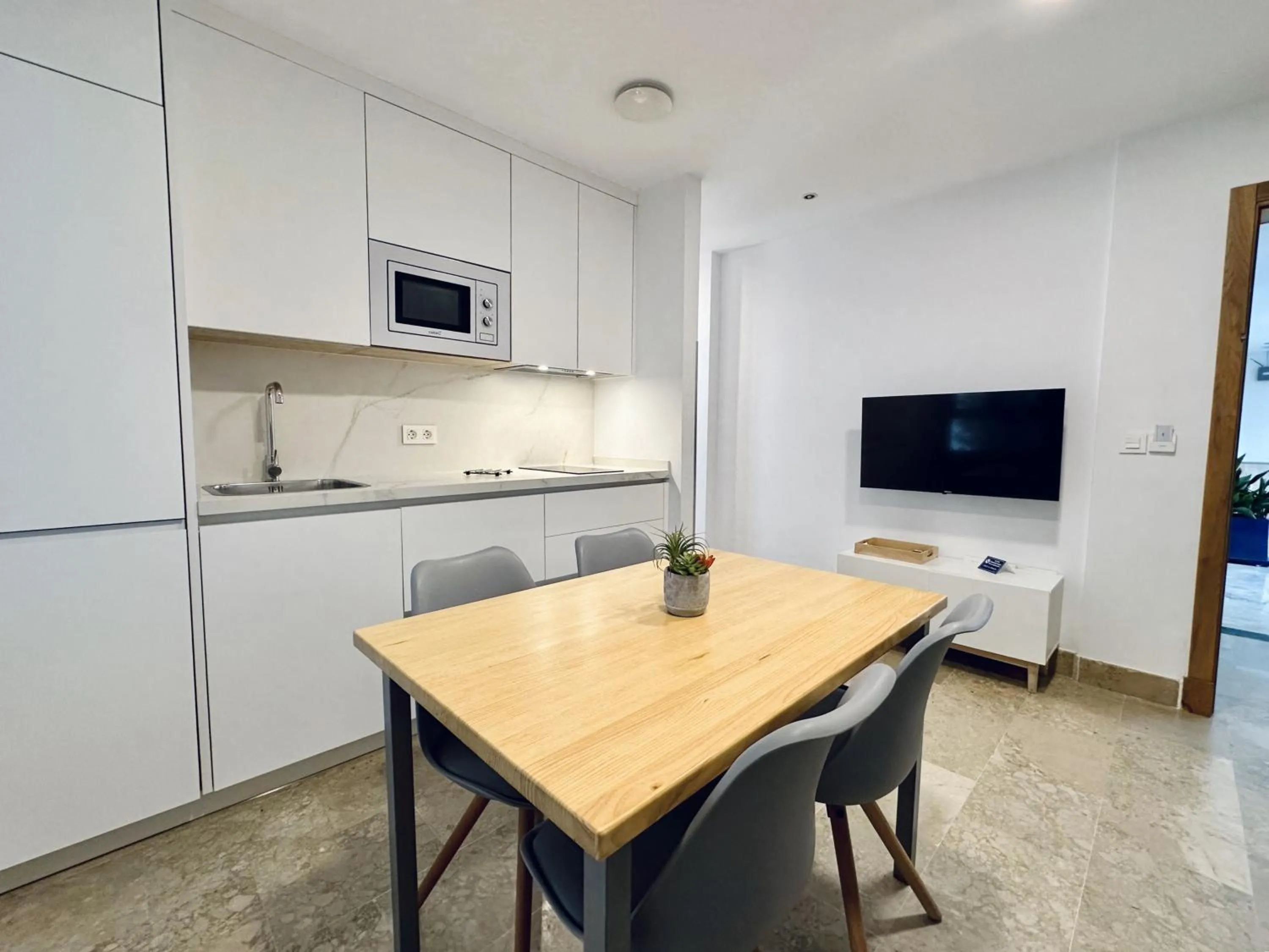 TV and multimedia in Hotel Apartamentos Marina Luz