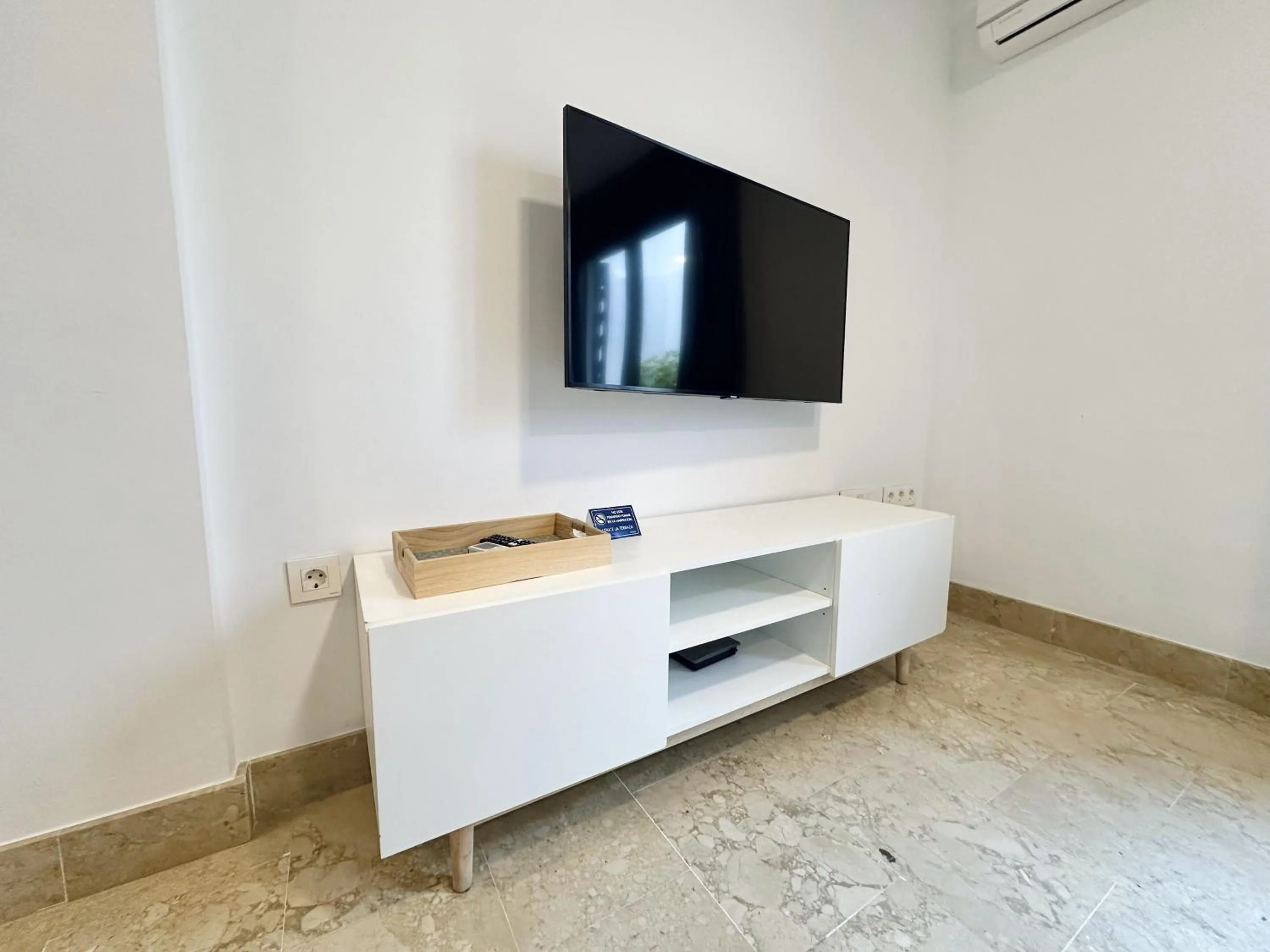 TV and multimedia in Hotel Apartamentos Marina Luz