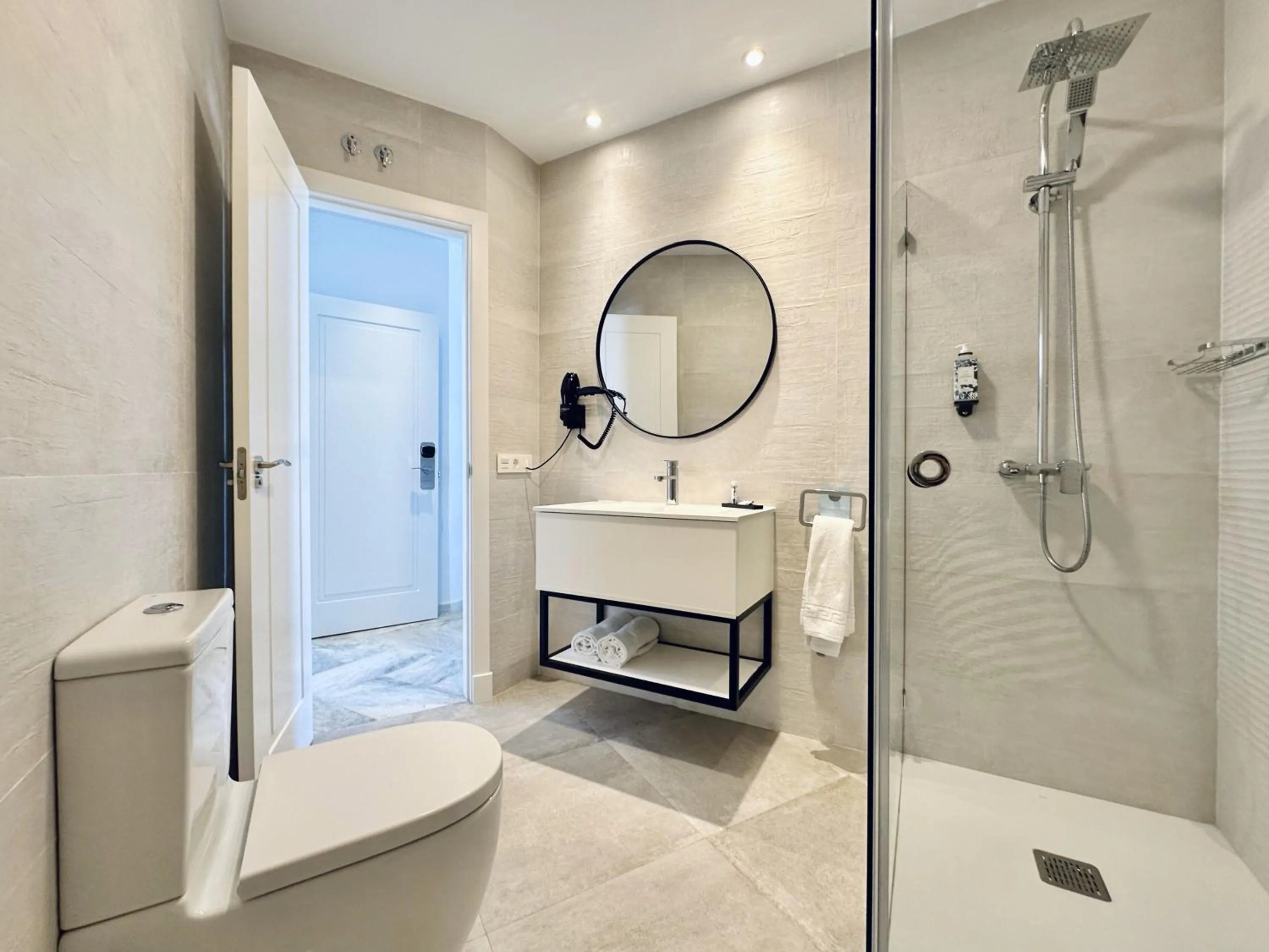 Shower in Hotel Apartamentos Marina Luz